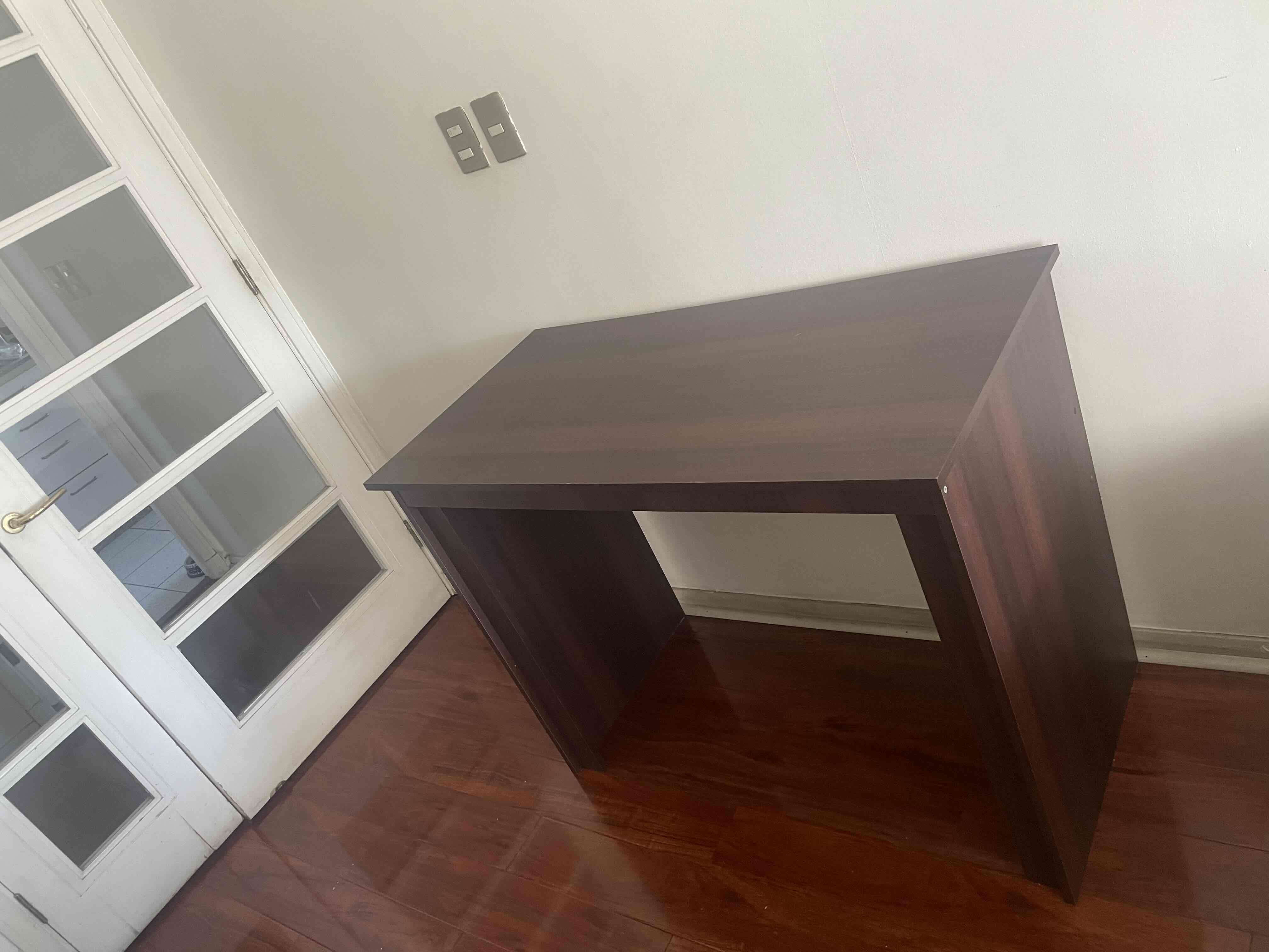 Escritorio de madera CIC