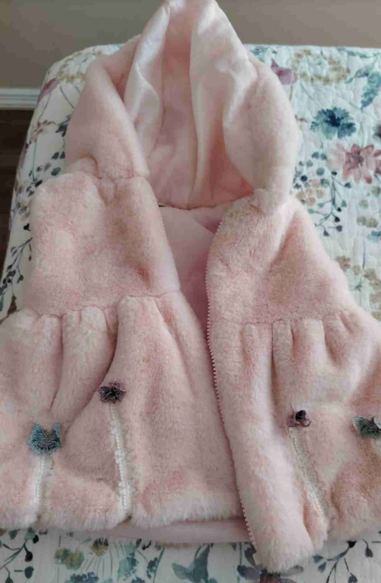 Abrigo rosado de peluche infantil