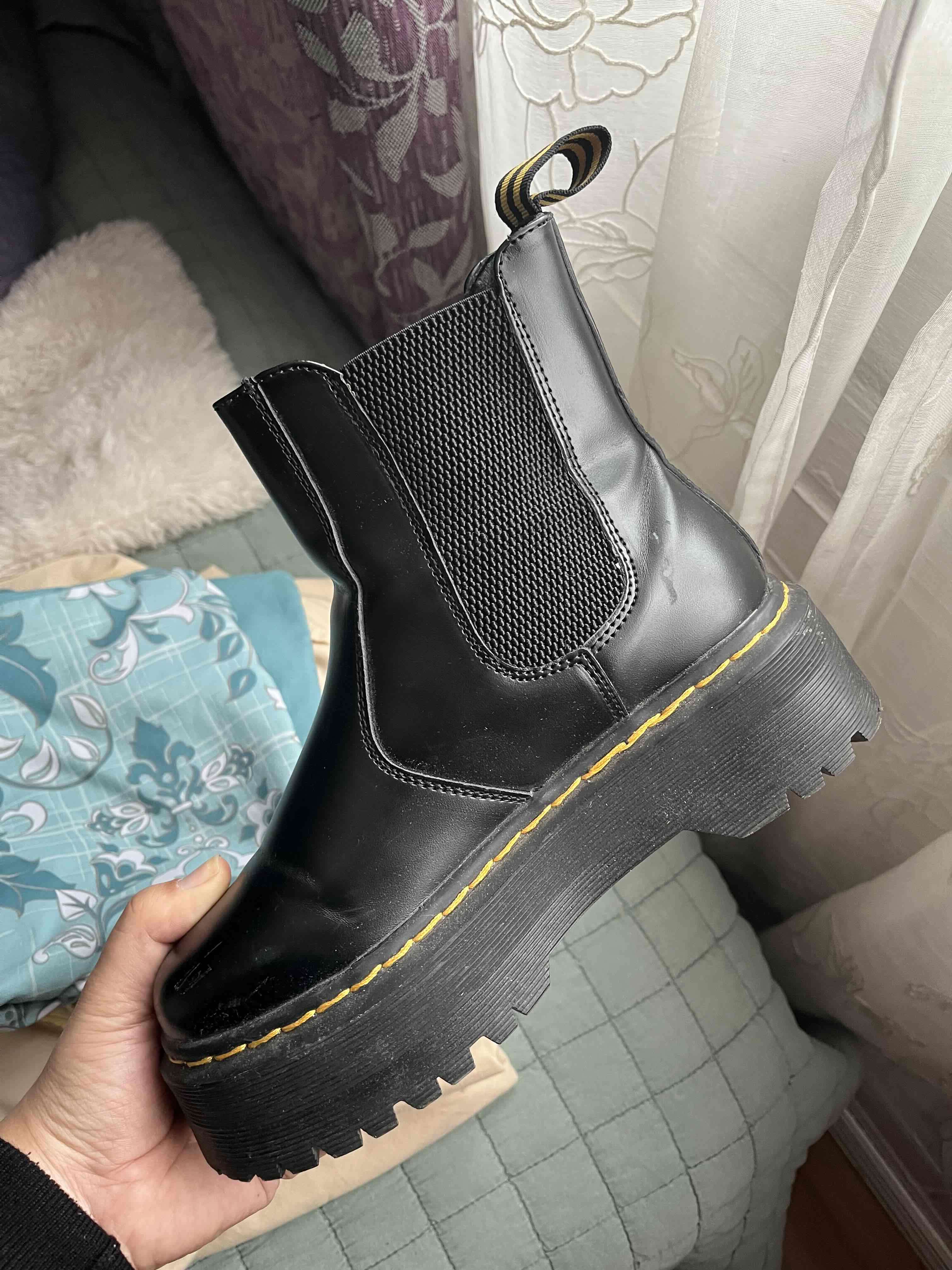 Botín negro chelsea con plataforma