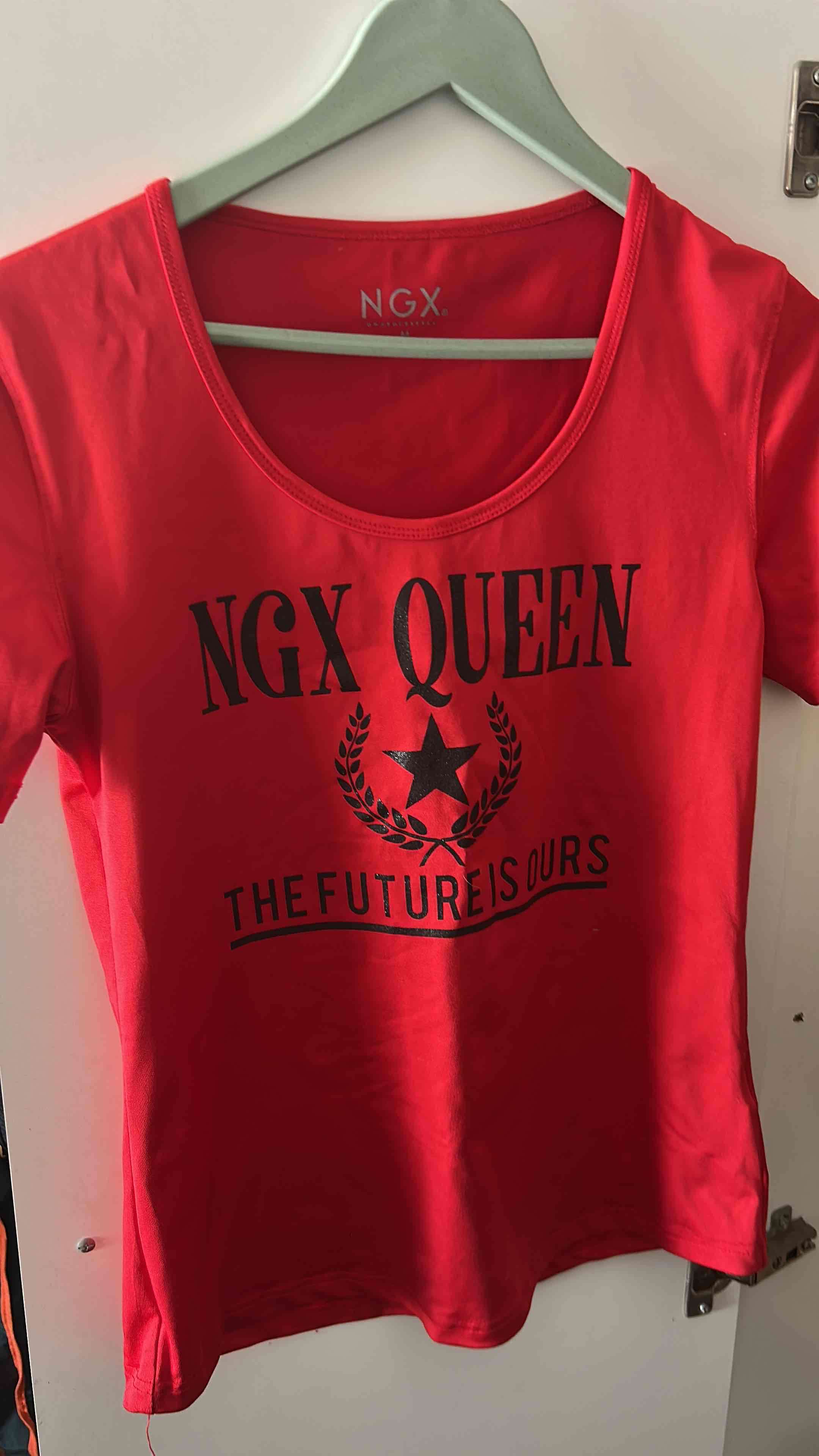 Polera roja NGX Queen