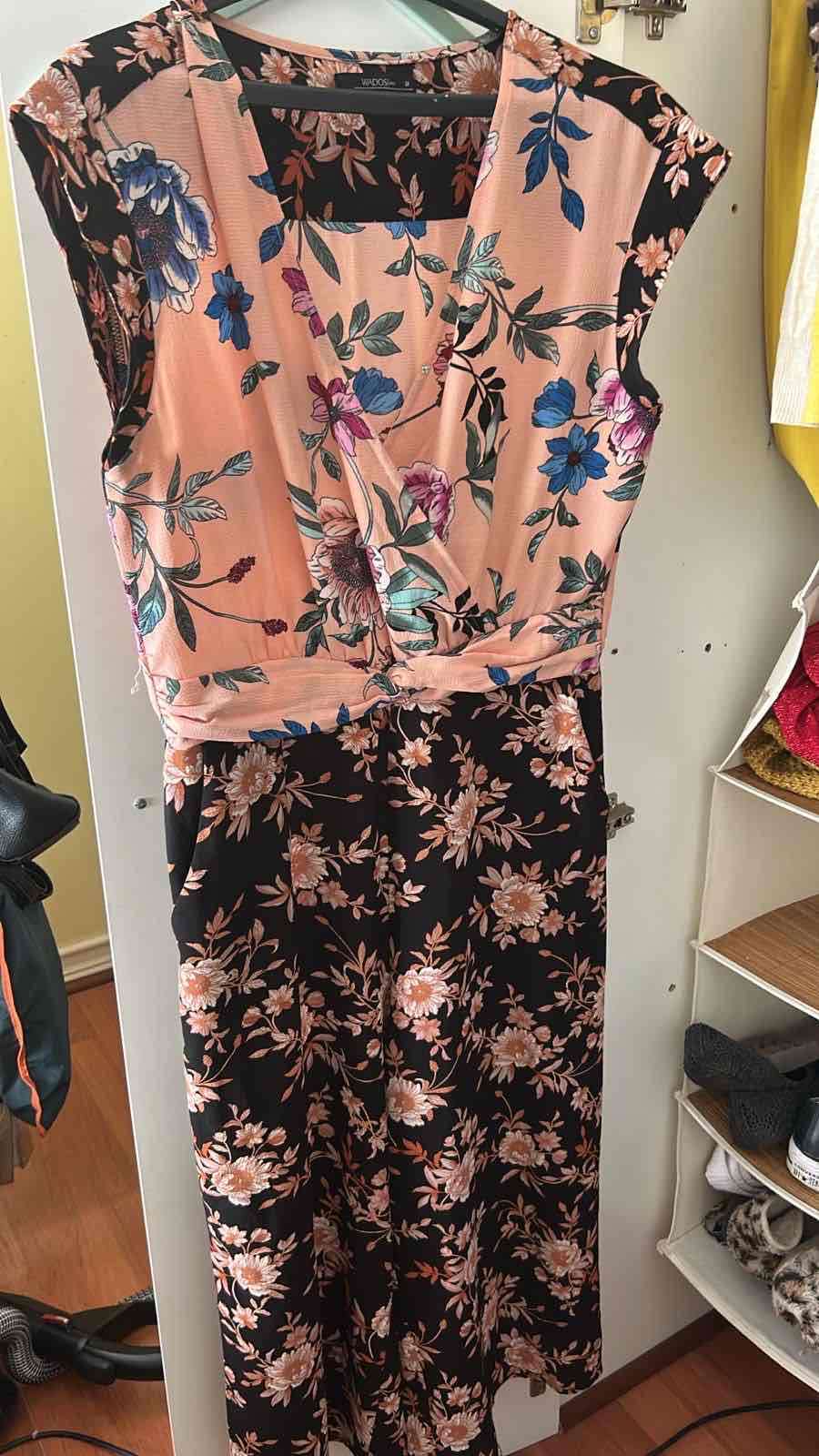 Enterito  floral rosa y negro marca Wados