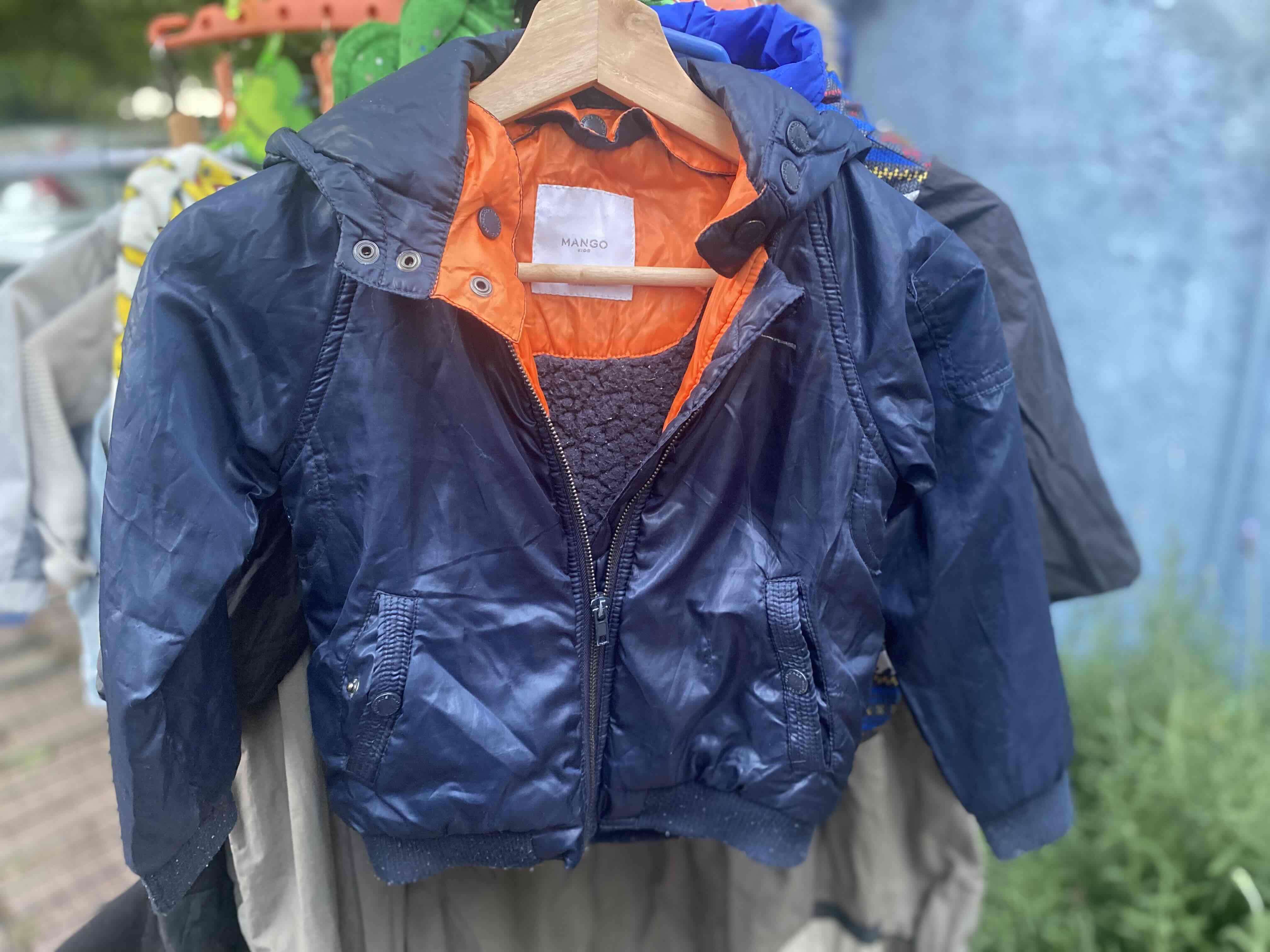 Chaqueta azul con capucha Mango