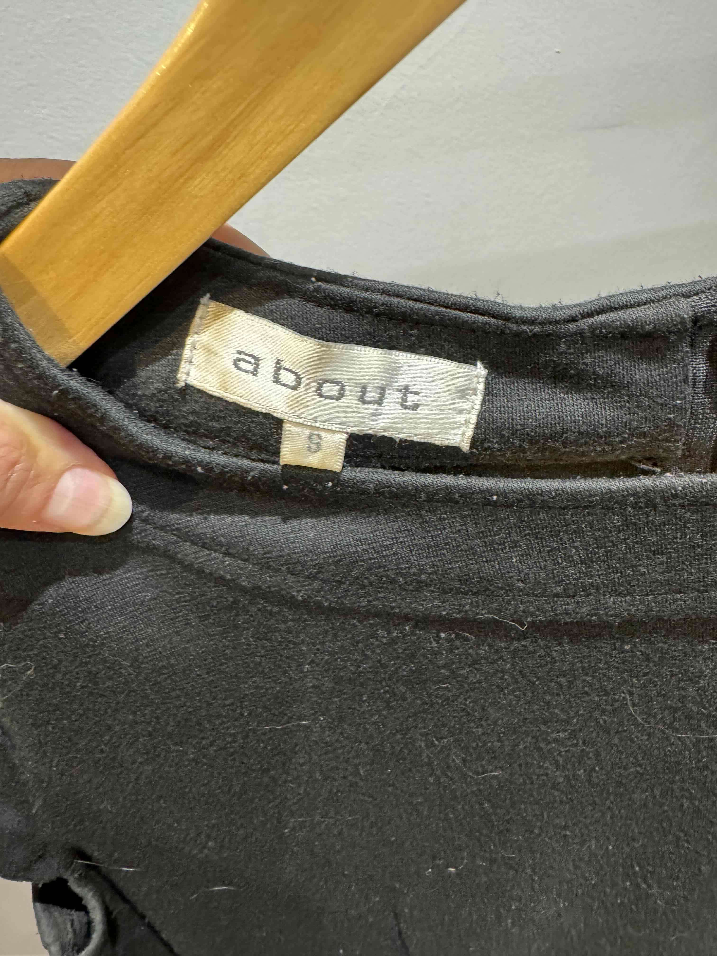 Vestido negro elegante - miniatura 4