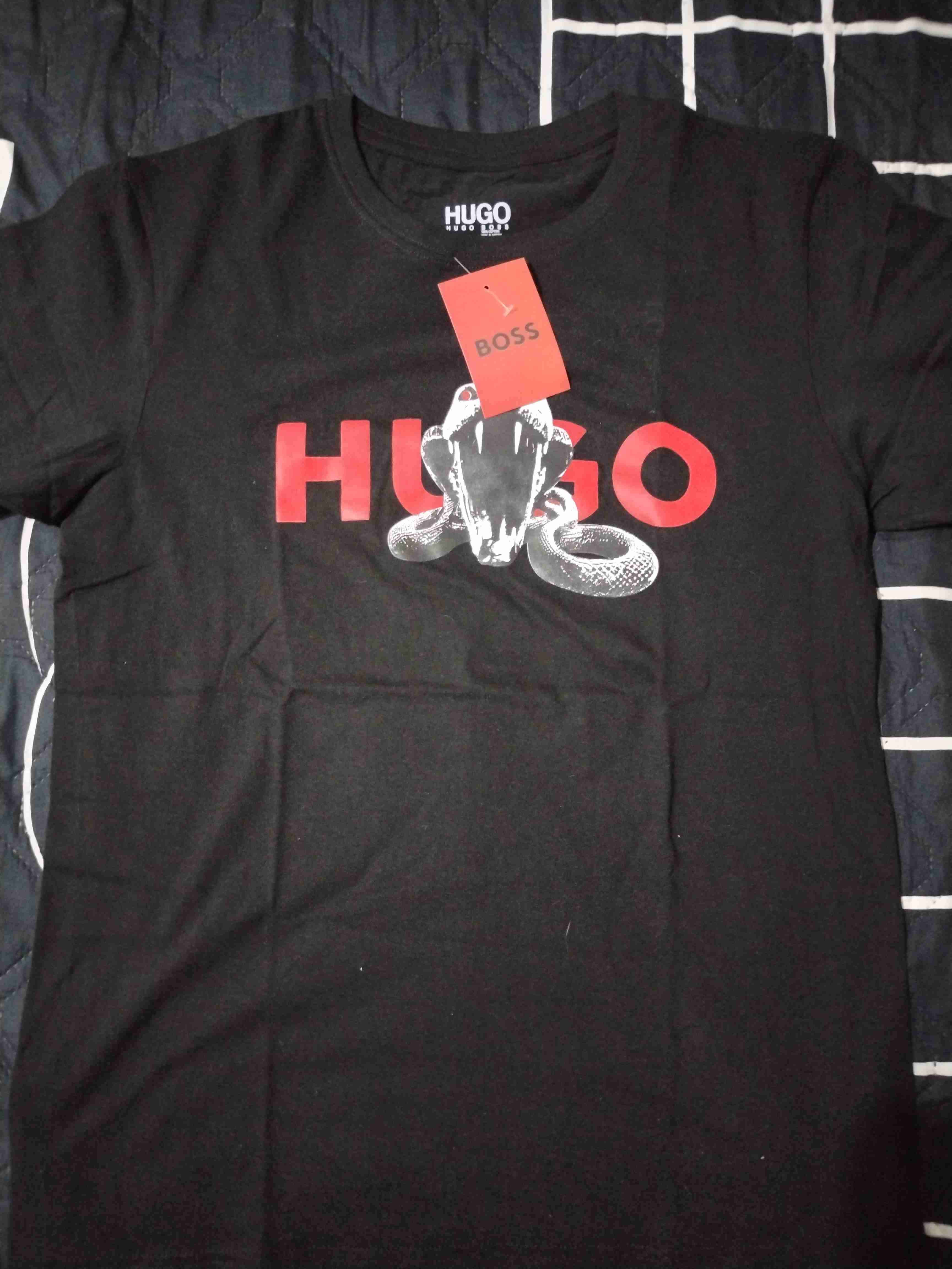 Polera negra HUGO BOSS con serpiente