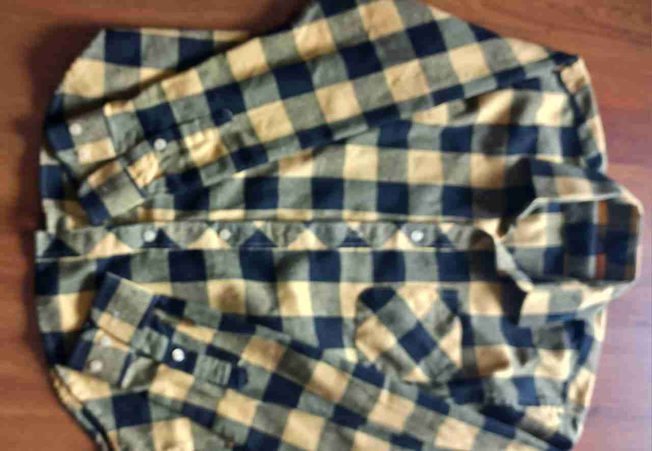 Camisa a cuadros azul y beige