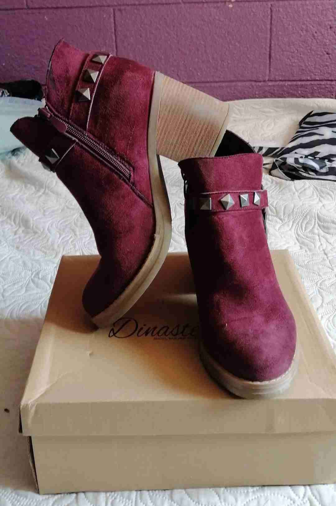 Botines burdeos con tachas