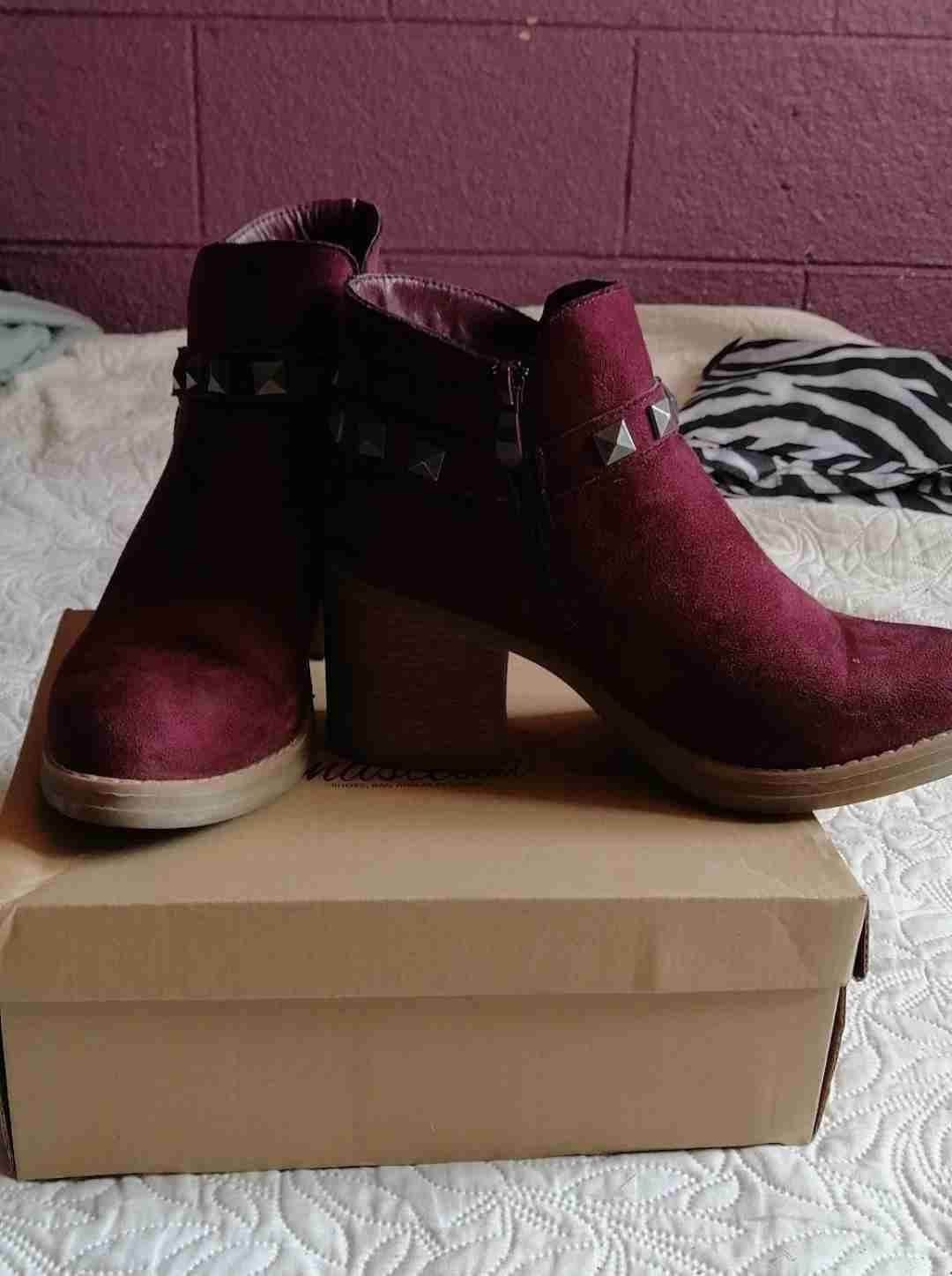 Botines burdeos con tachas - miniatura 2