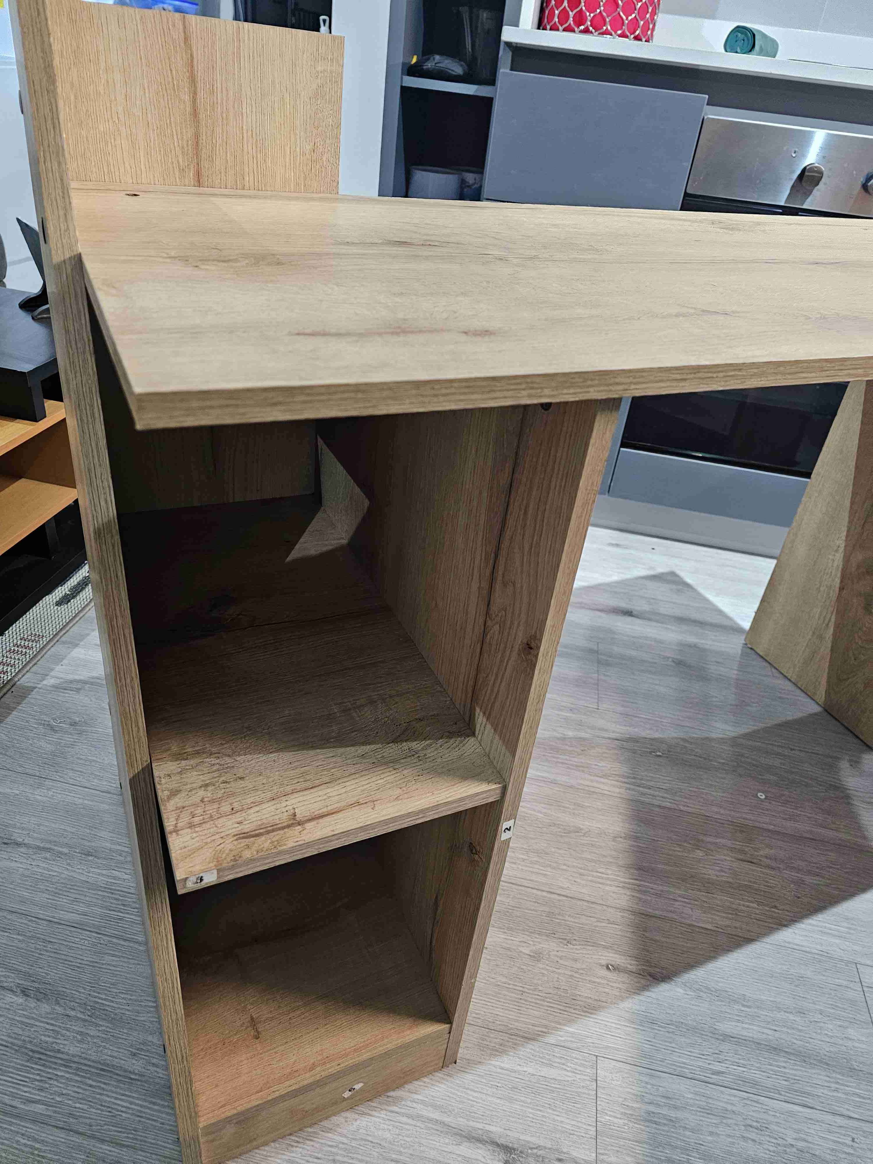 Escritorio de madera con estantes - miniatura 2