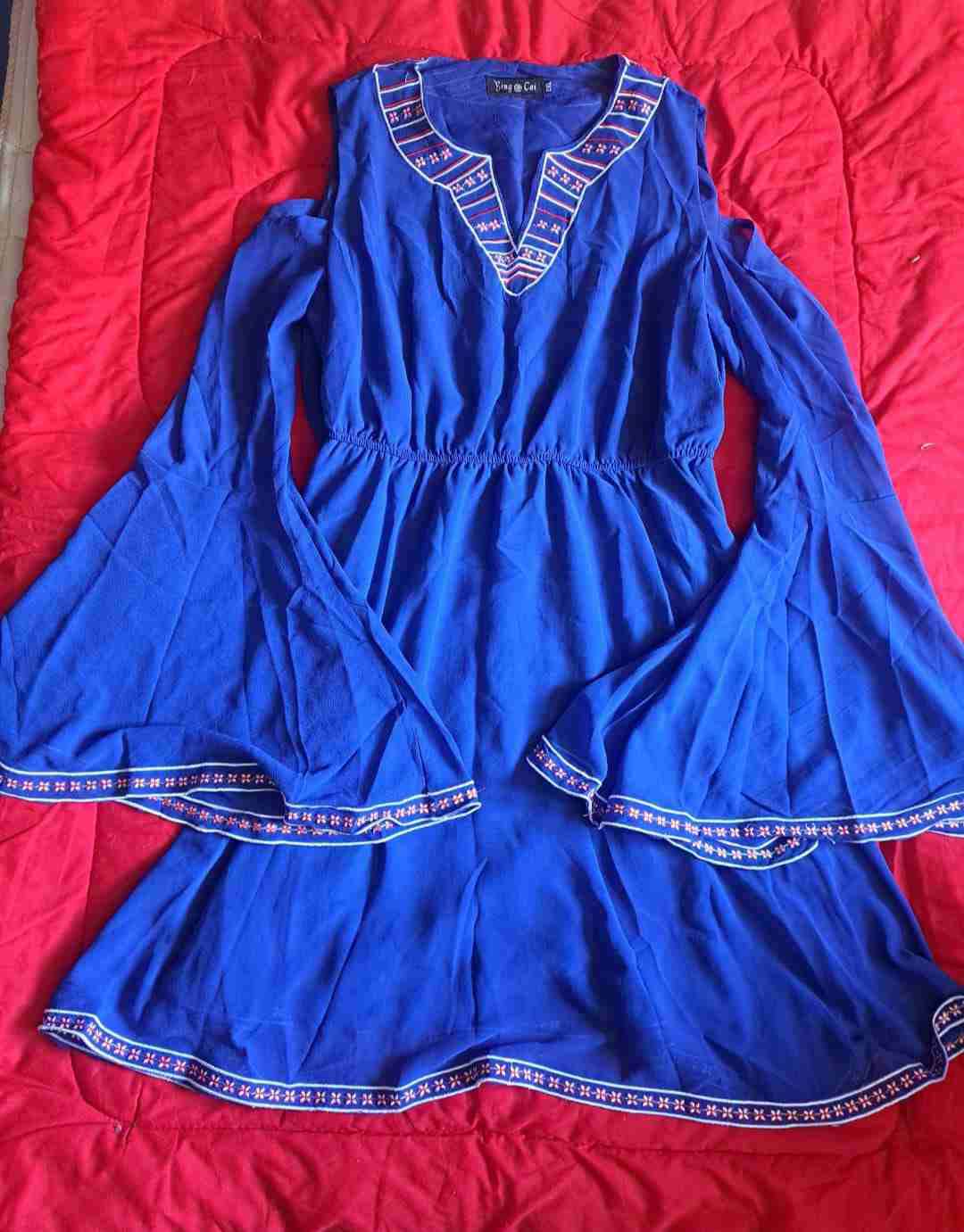 Vestido azul con bordados