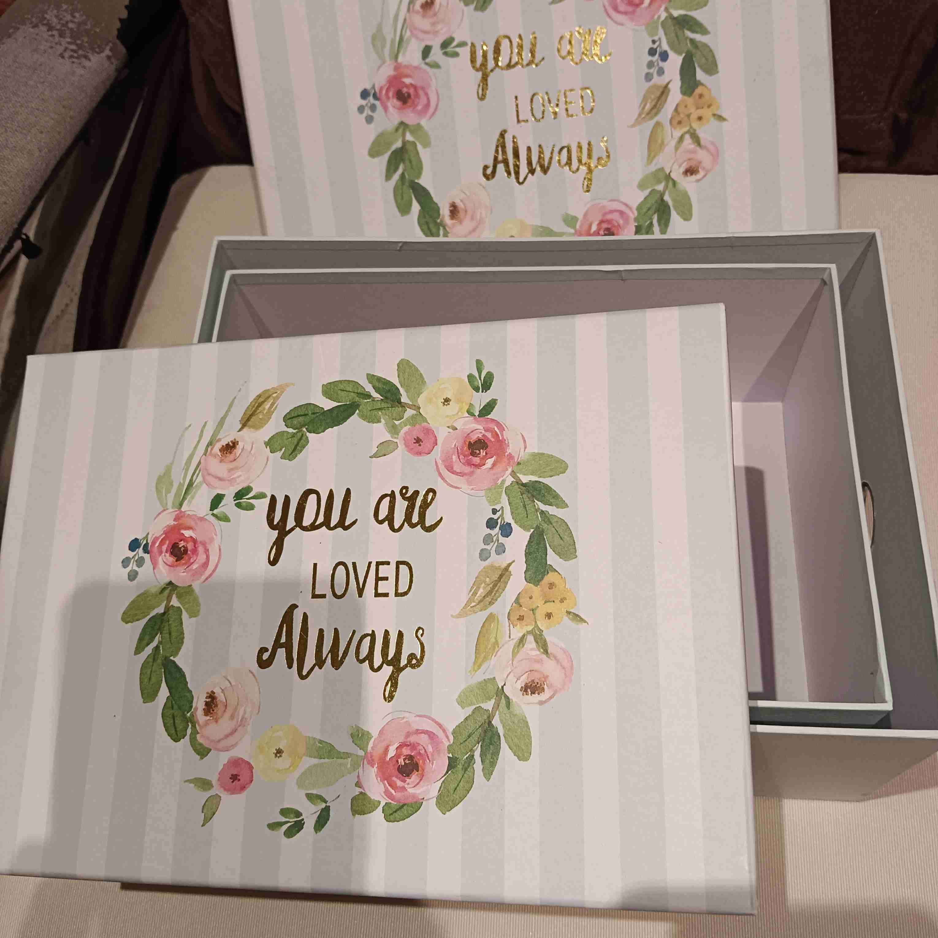 Caja decorativa floral con mensaje