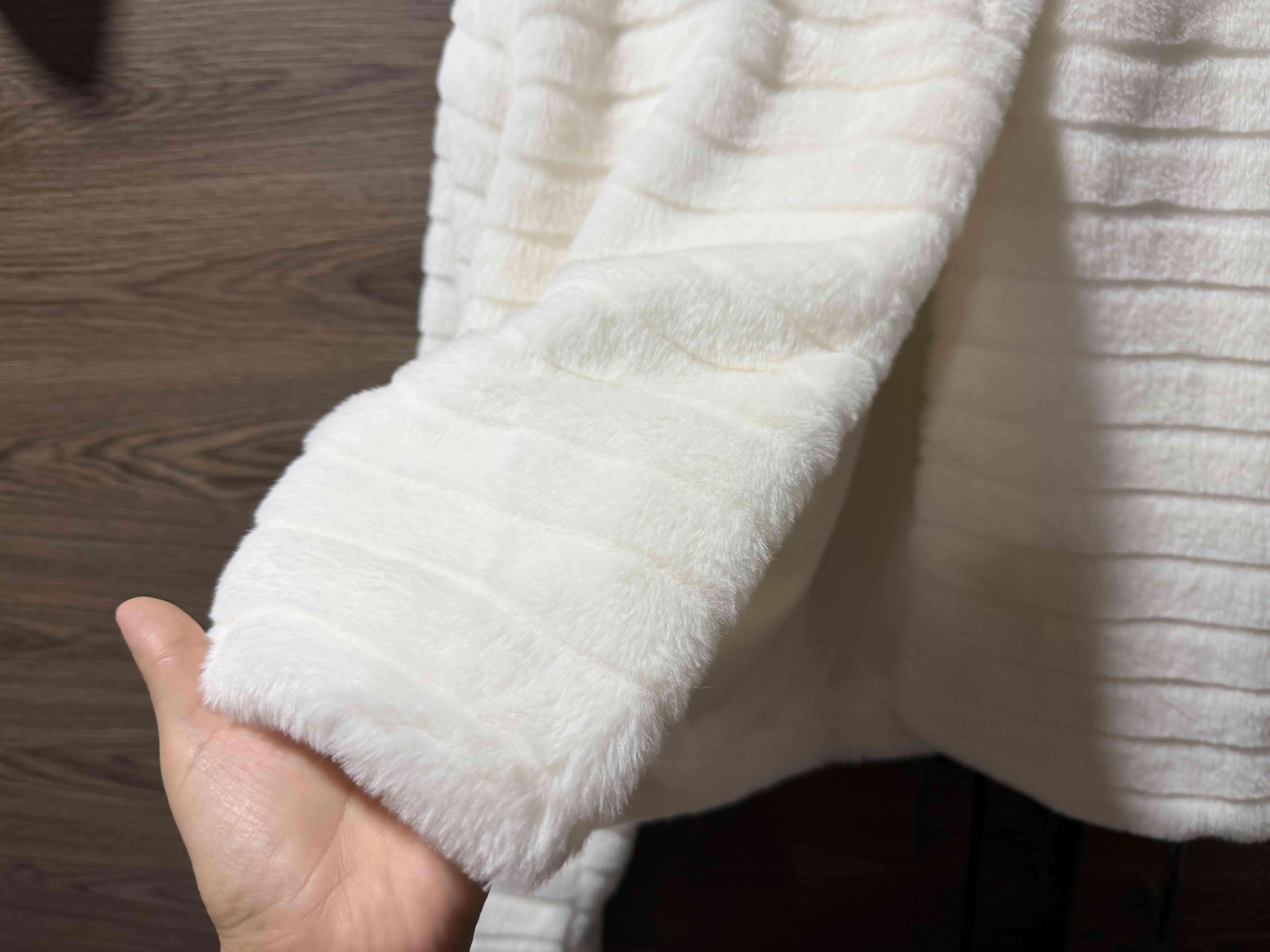 Chaqueta blanca peluda - miniatura 4