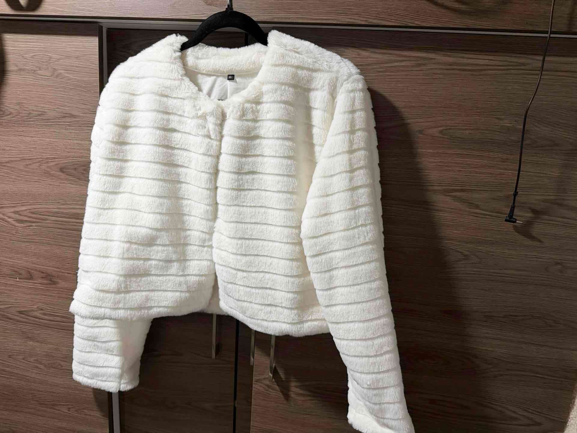 Chaqueta blanca peluda - miniatura 5