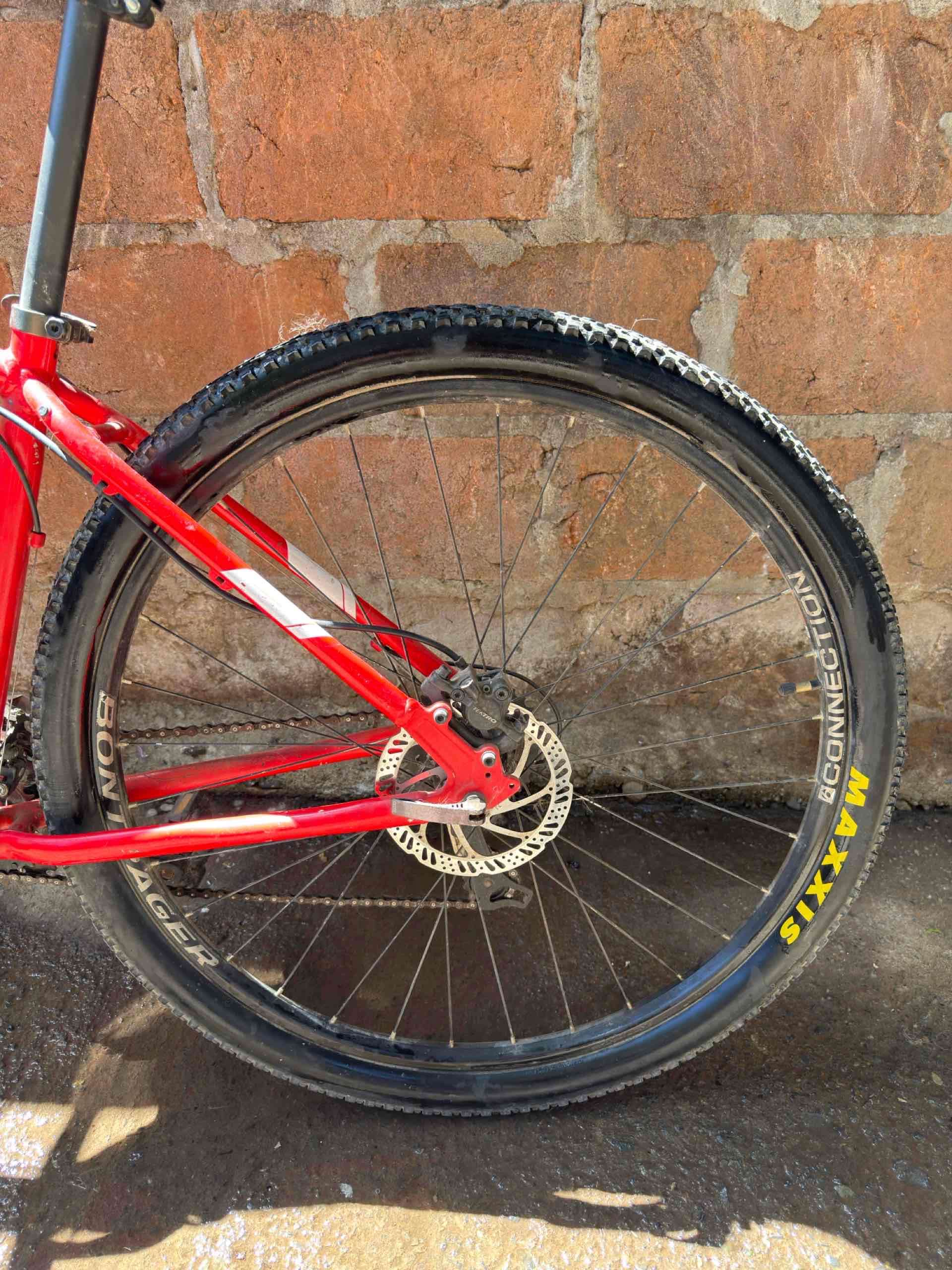 Bicicleta de montaña roja - miniatura 2