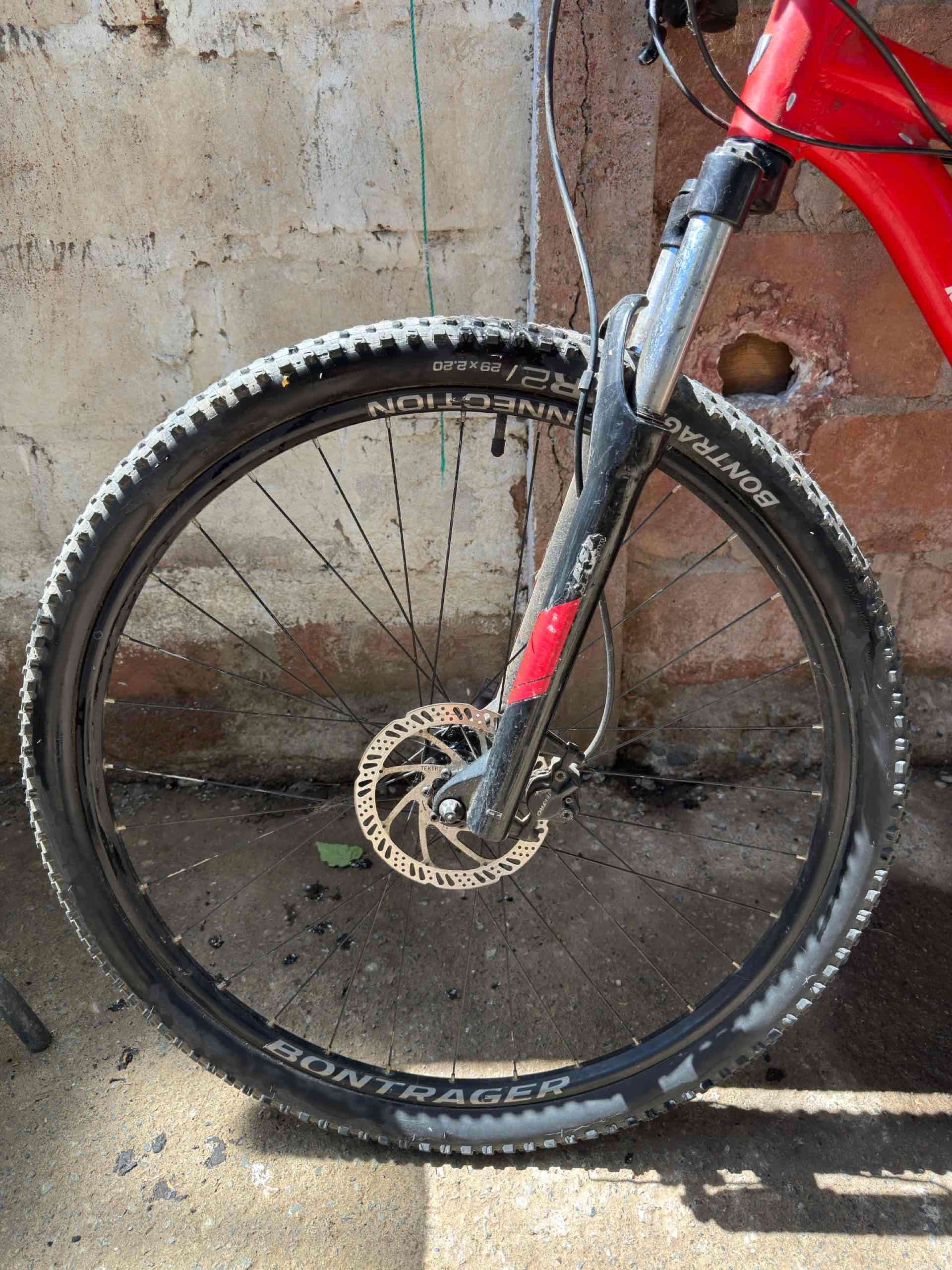 Bicicleta de montaña roja - miniatura 3