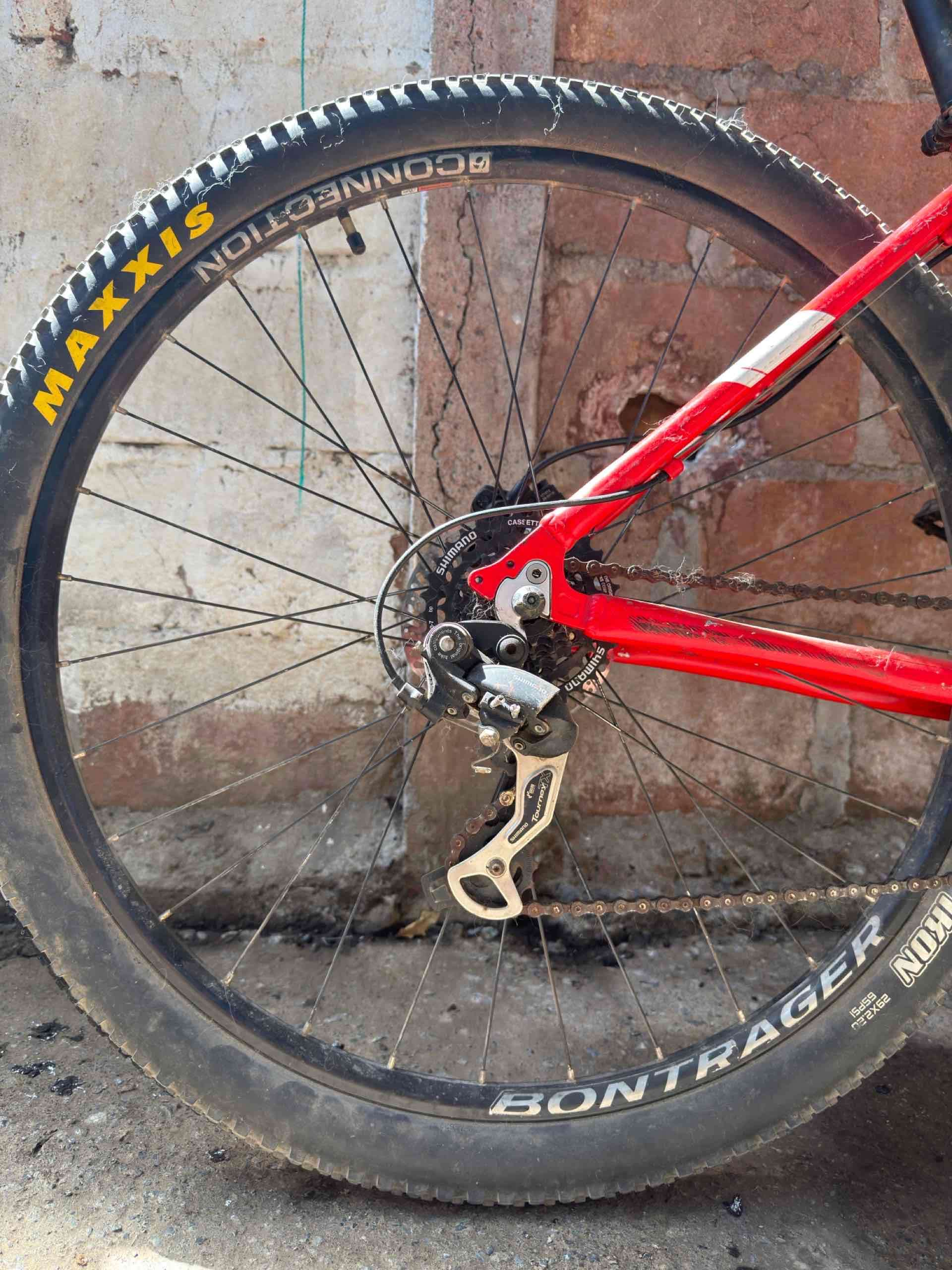 Bicicleta de montaña roja - miniatura 4