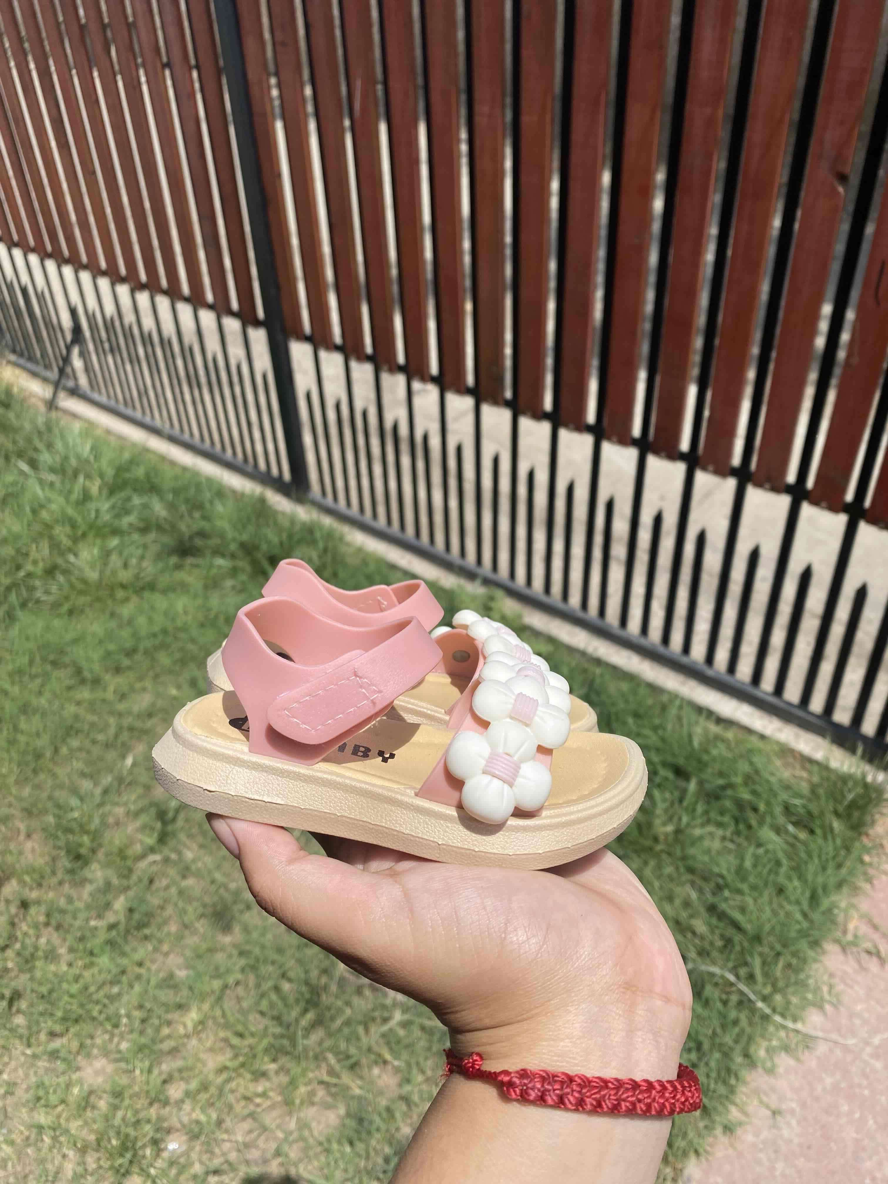 Sandalias de bebé rosadas con flores