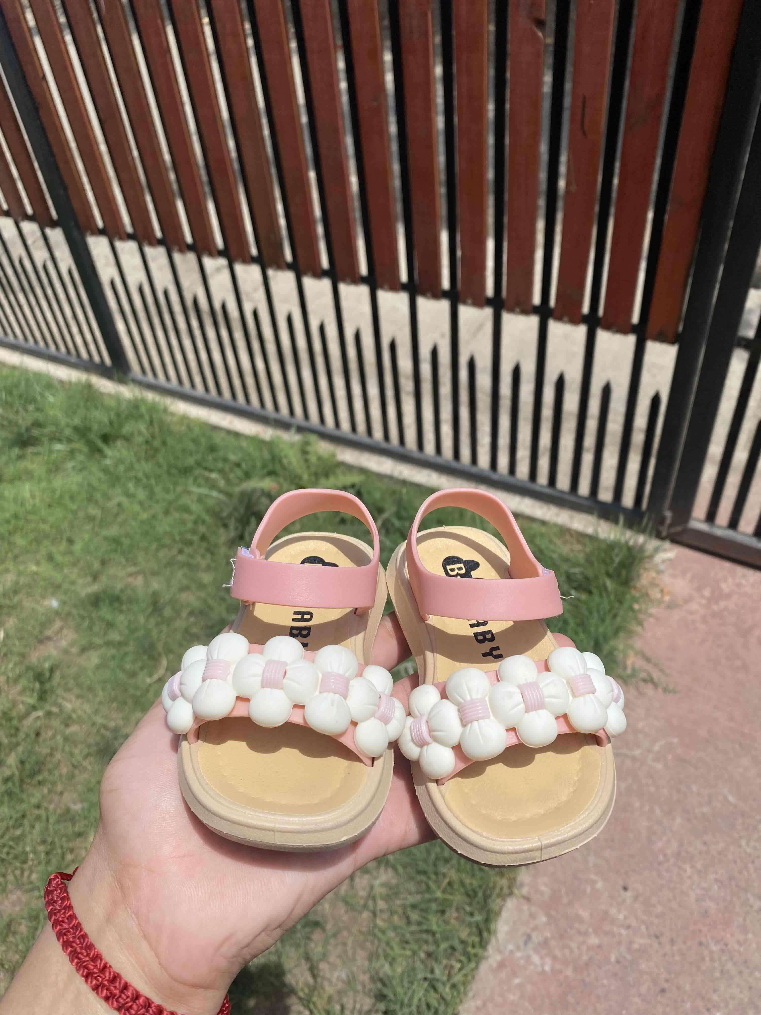 Sandalias de bebé rosadas con flores - miniatura 2