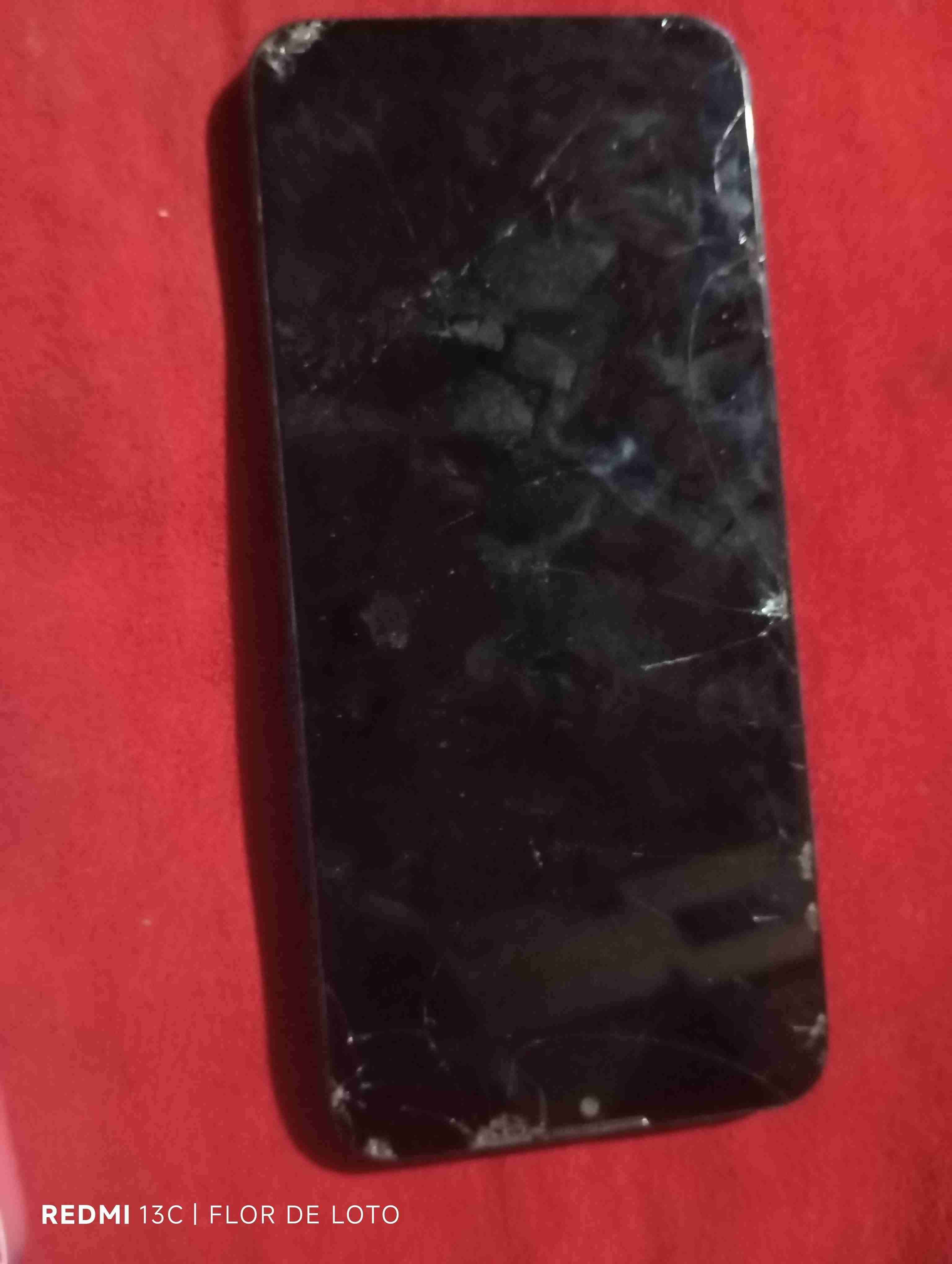 Teléfono con pantalla rota