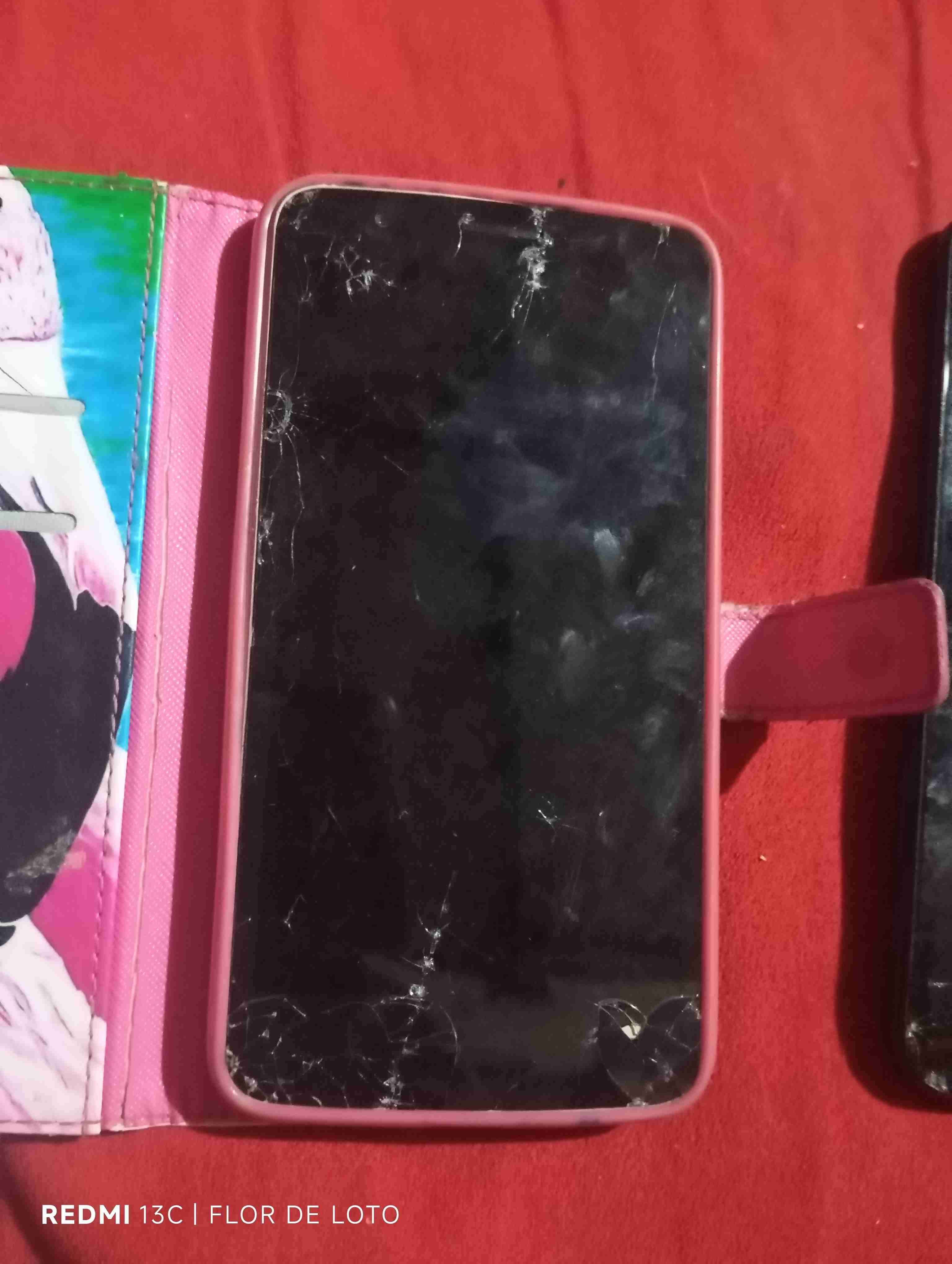 Teléfono con pantalla rota - miniatura 2