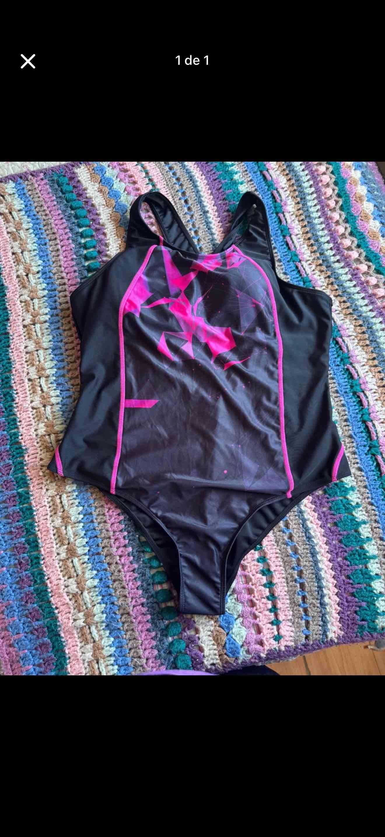 Traje de baño negro con diseño rosa nuevo