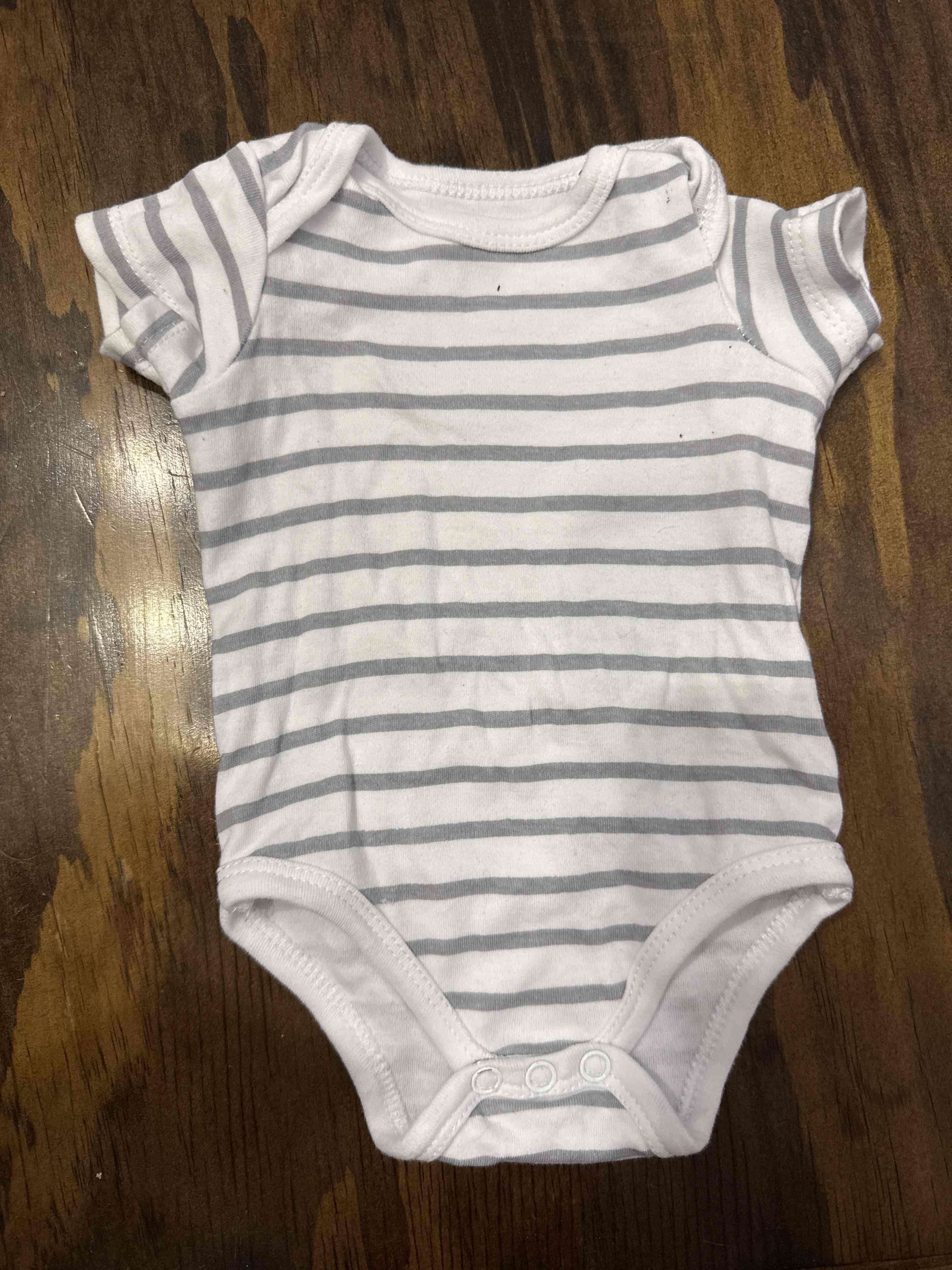 Body bebé a rayas blanco y gris