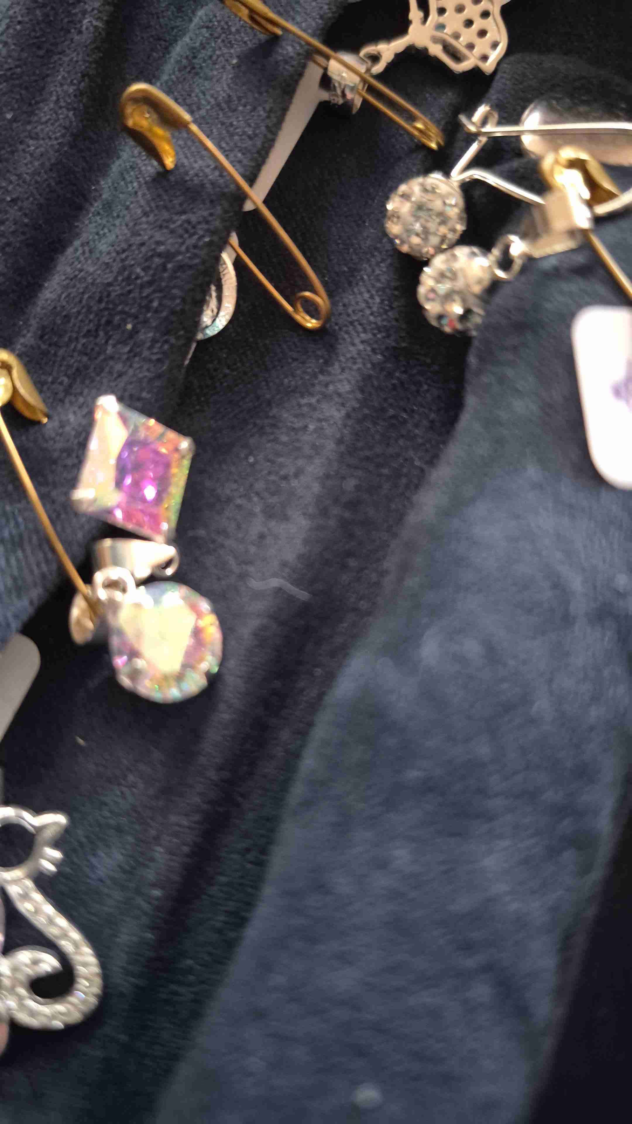 Broches y dijes variados