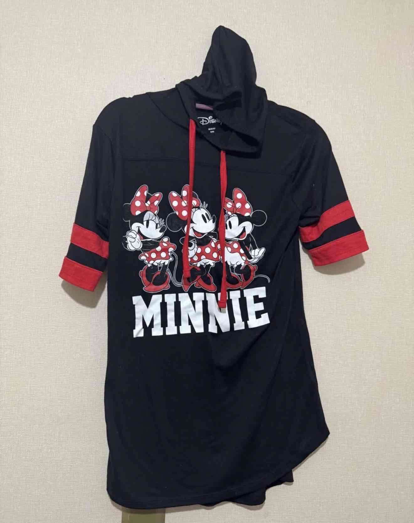 Polera negra Minnie con capucha Talla M