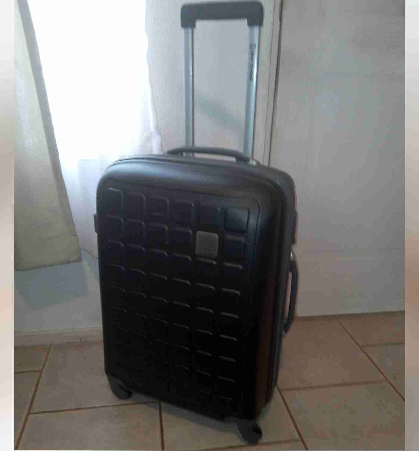 Maleta negra con ruedas