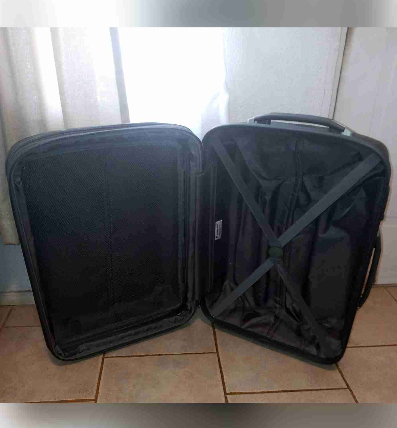 Maleta negra con ruedas - miniatura 3