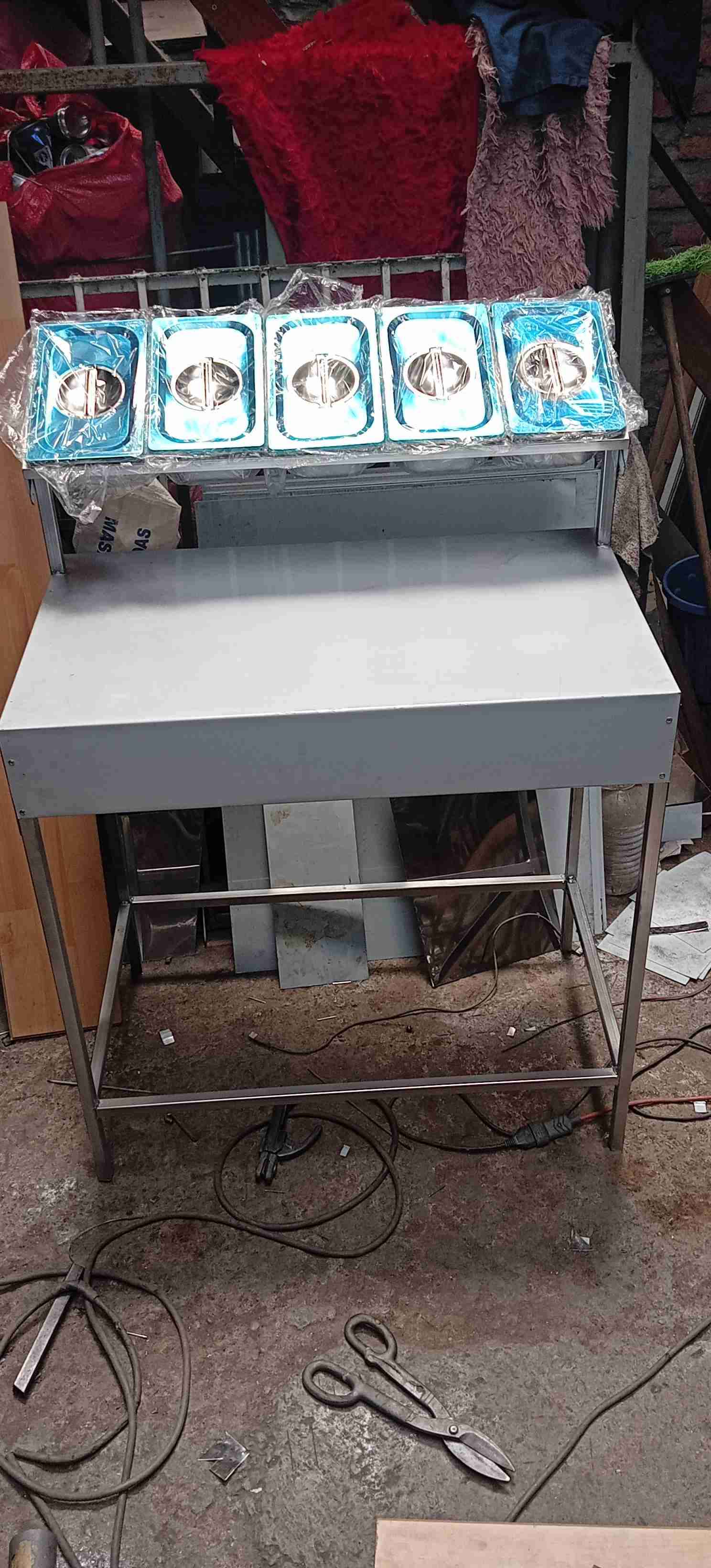 Mesa de acero inoxidable con compartimentos