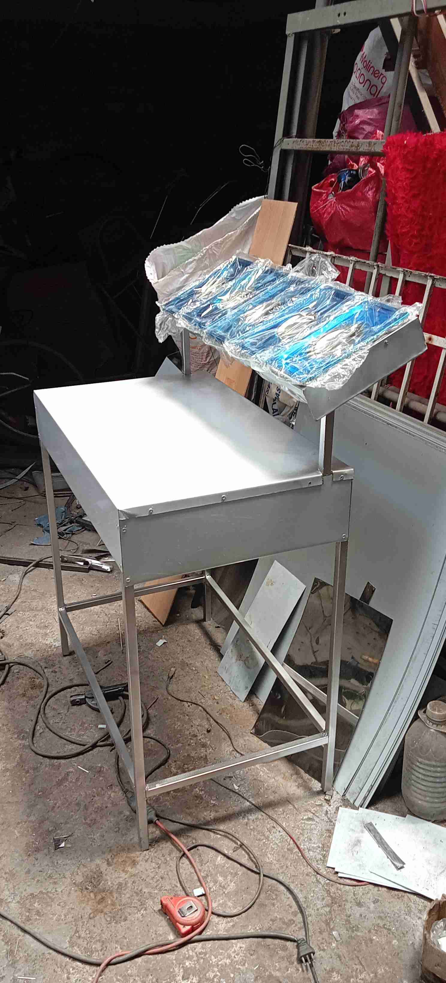 Mesa de acero inoxidable con compartimentos - miniatura 2