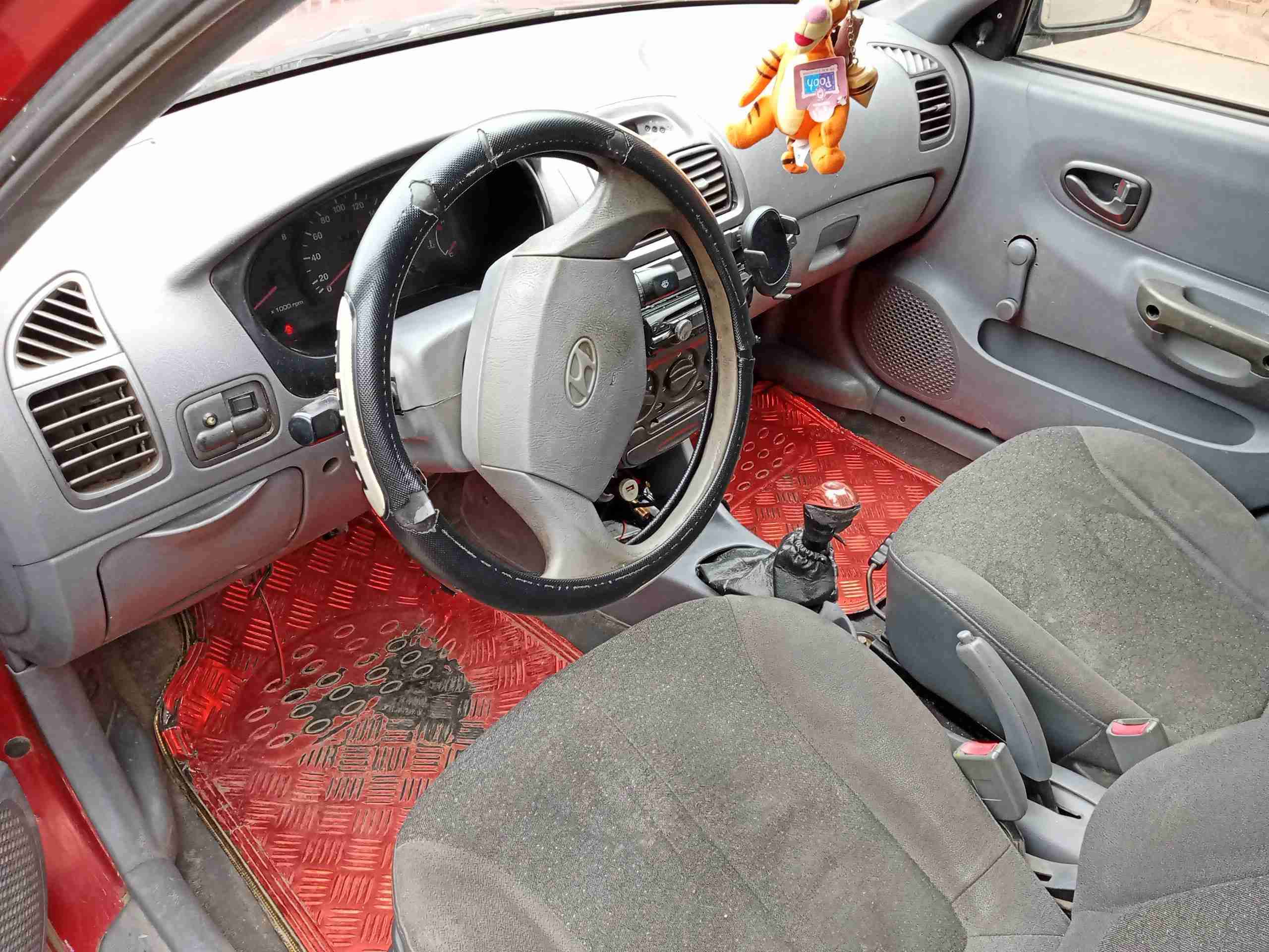 Auto sedán rojo usado - miniatura 2