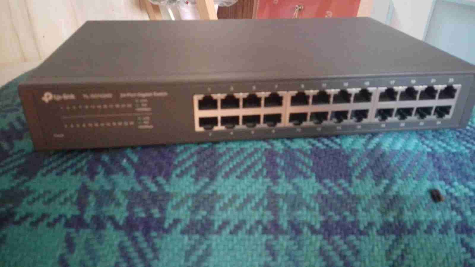 Switch TP-Link 24 puertos - miniatura 2