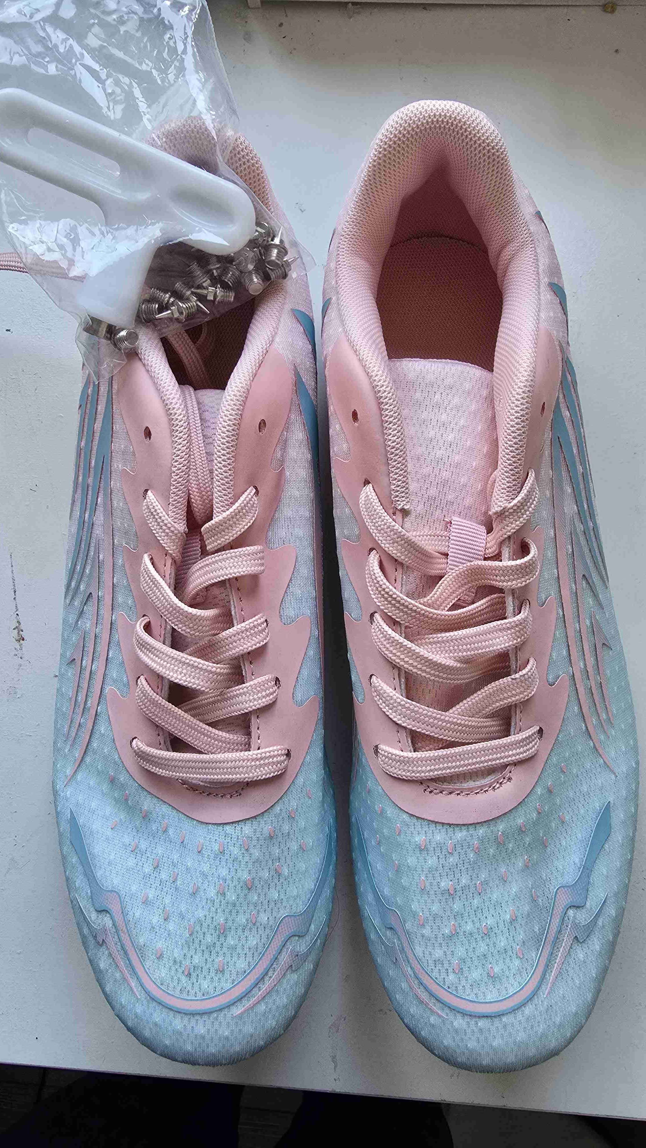 Zapatillas con clavos nuevas - miniatura 2