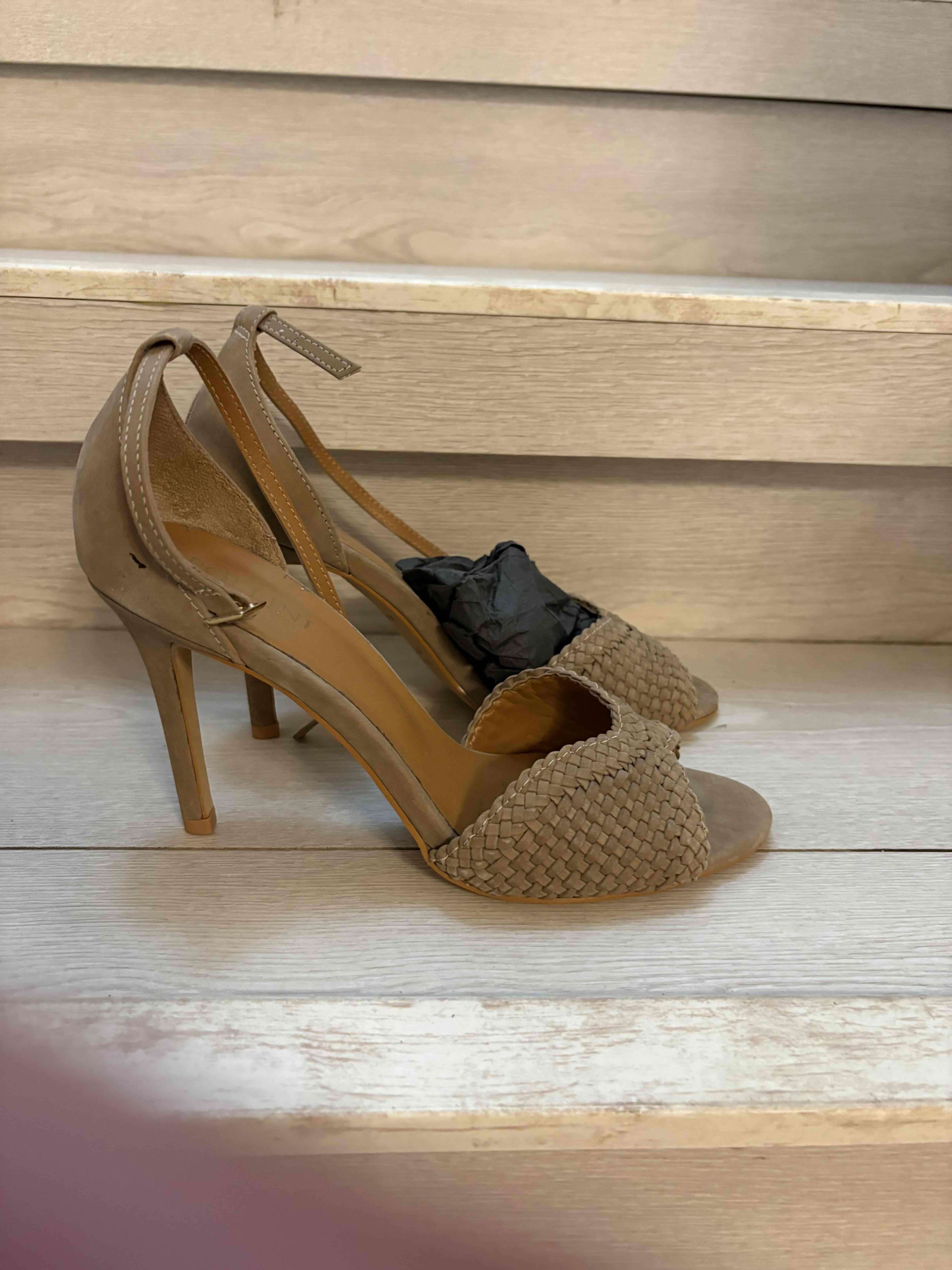 Zapatos de tacón beige tejido