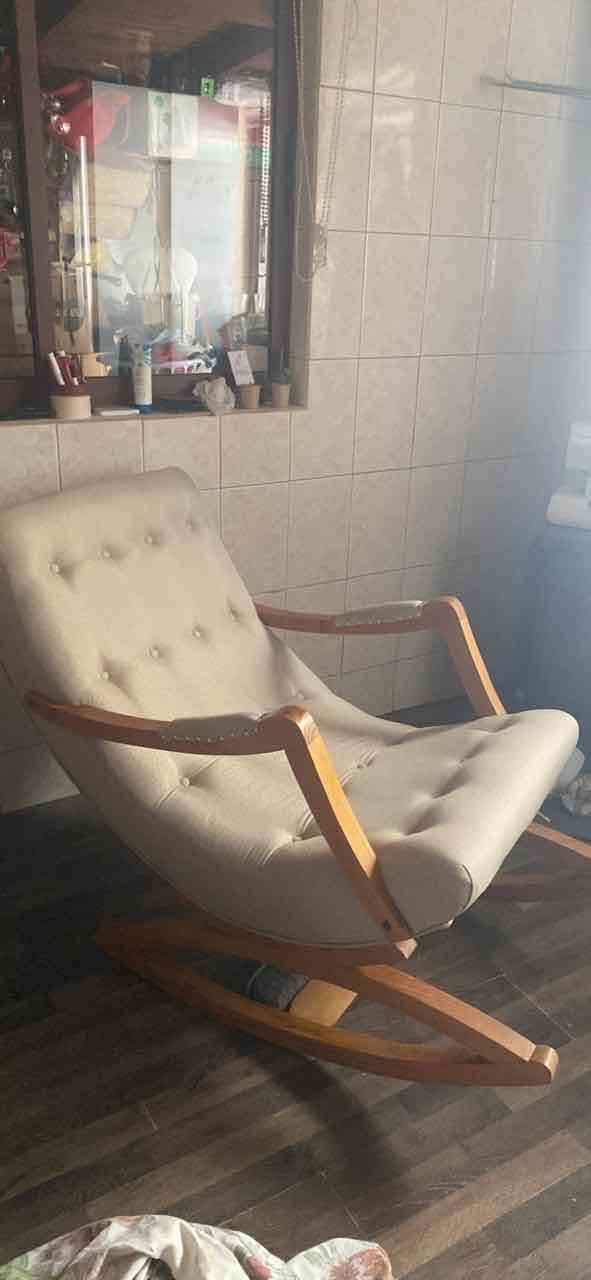 Silla mecedora beige de madera - miniatura 2