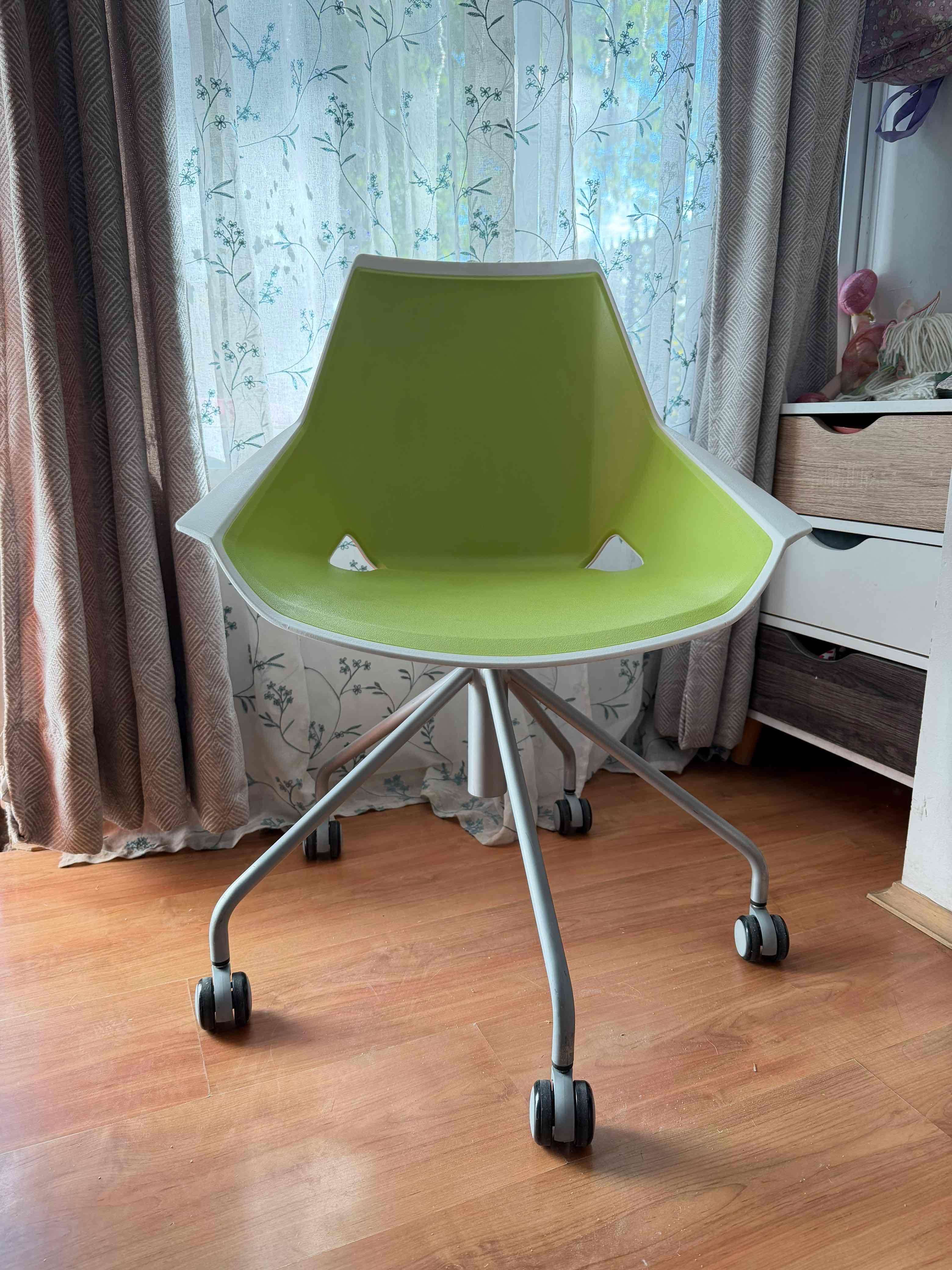 Silla de oficina verde con ruedas - miniatura 2