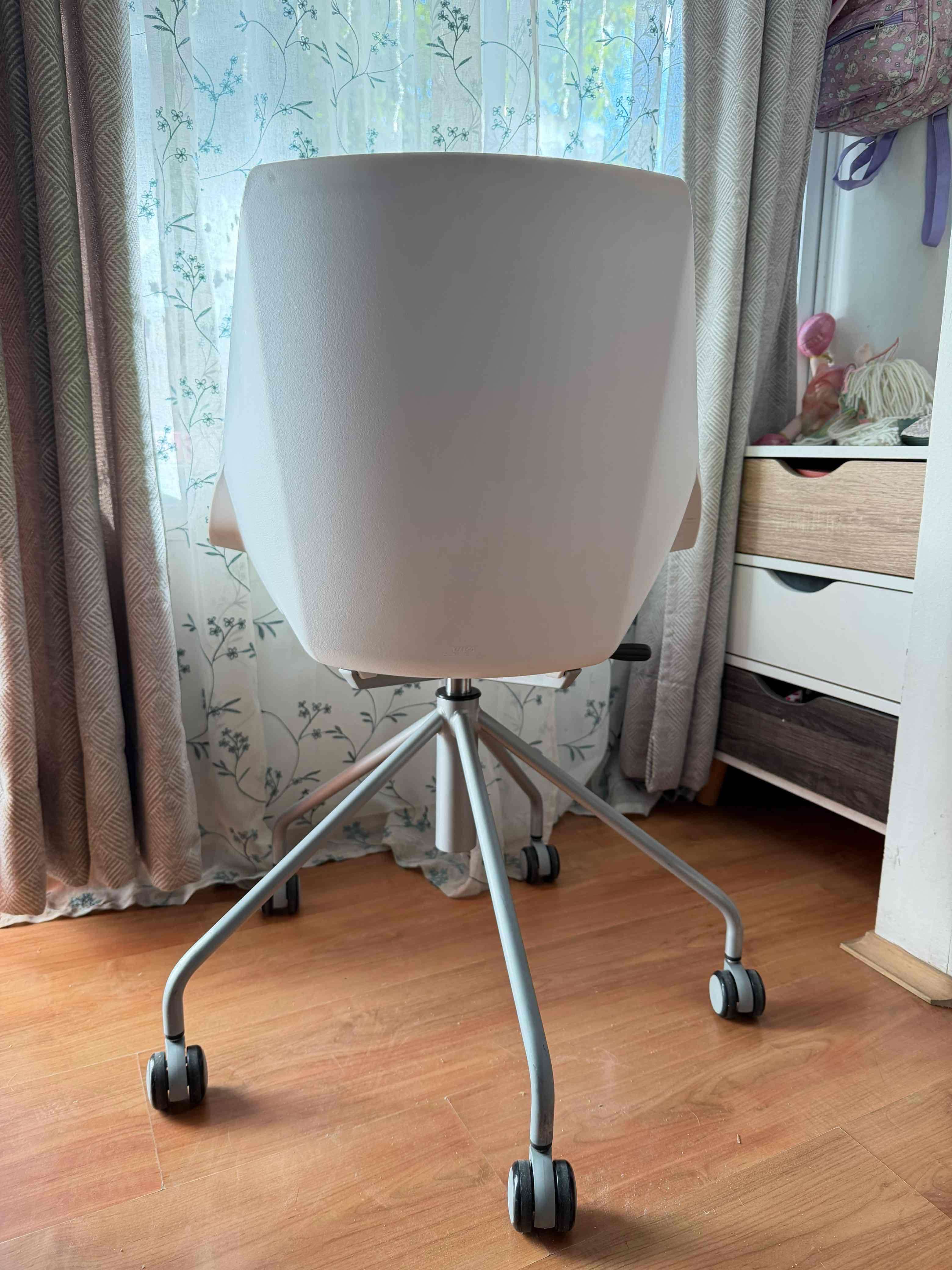 Silla de oficina verde con ruedas - miniatura 3