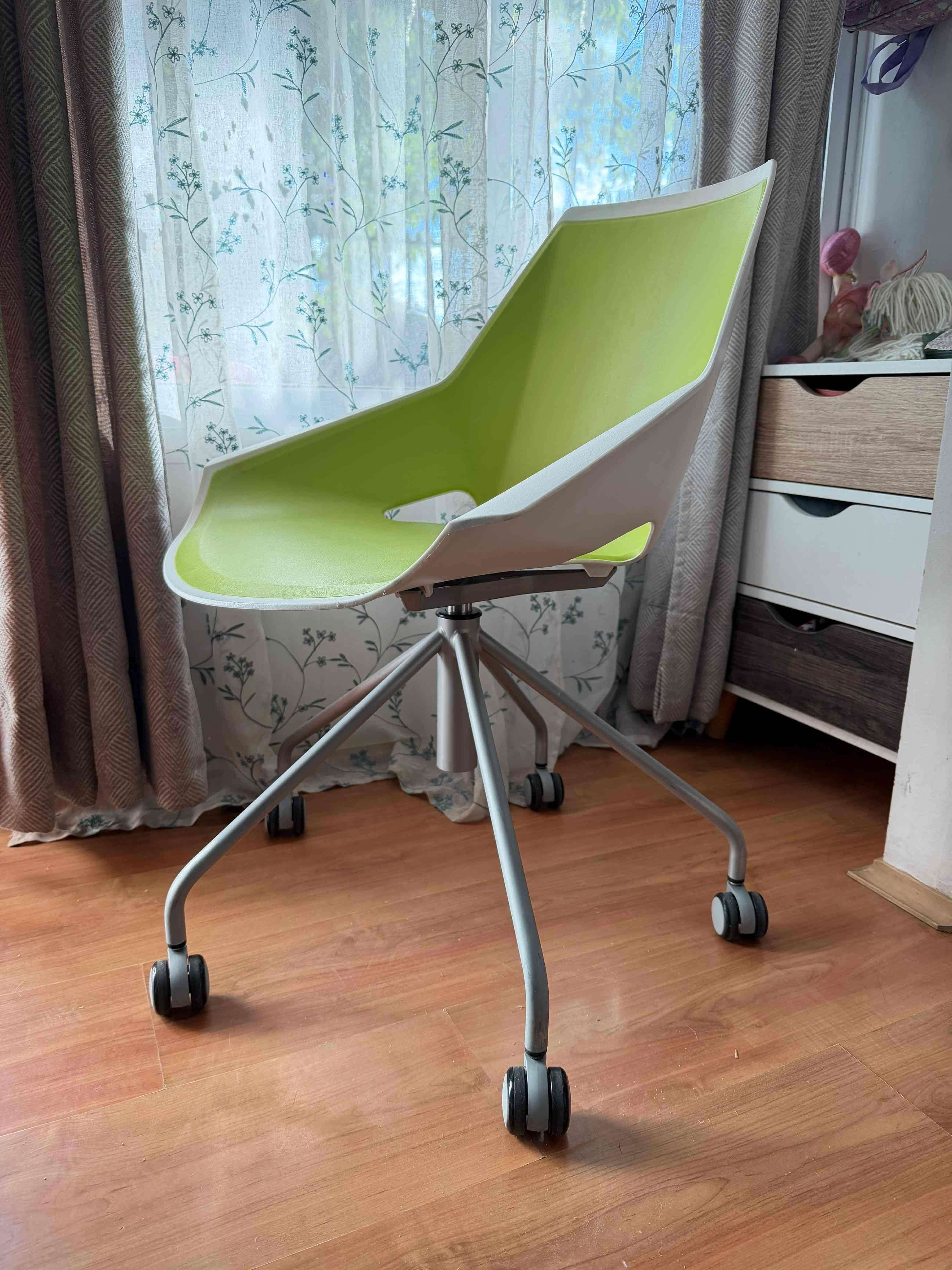 Silla de oficina verde con ruedas - miniatura 4