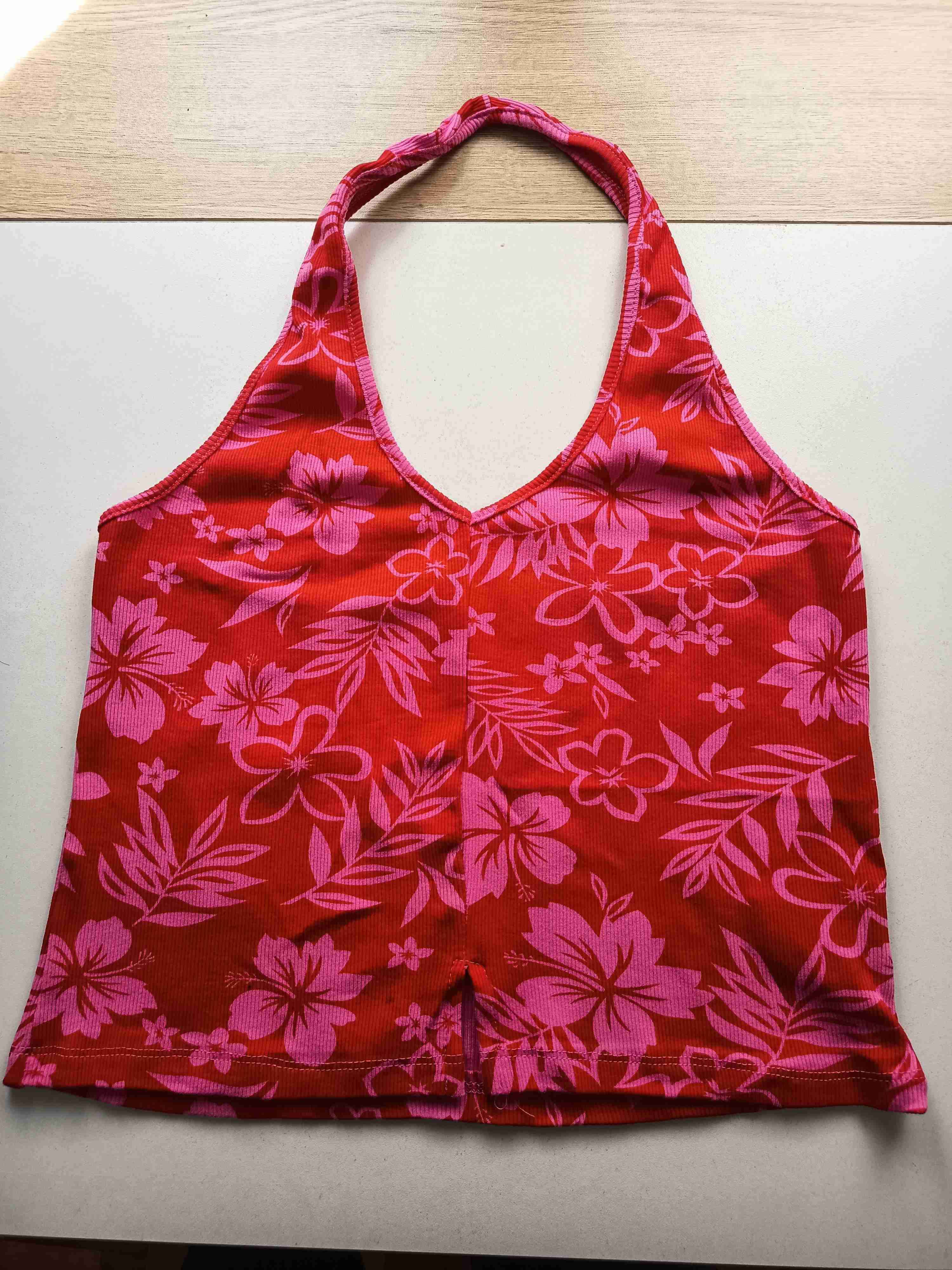 Top rojo floral sin mangas