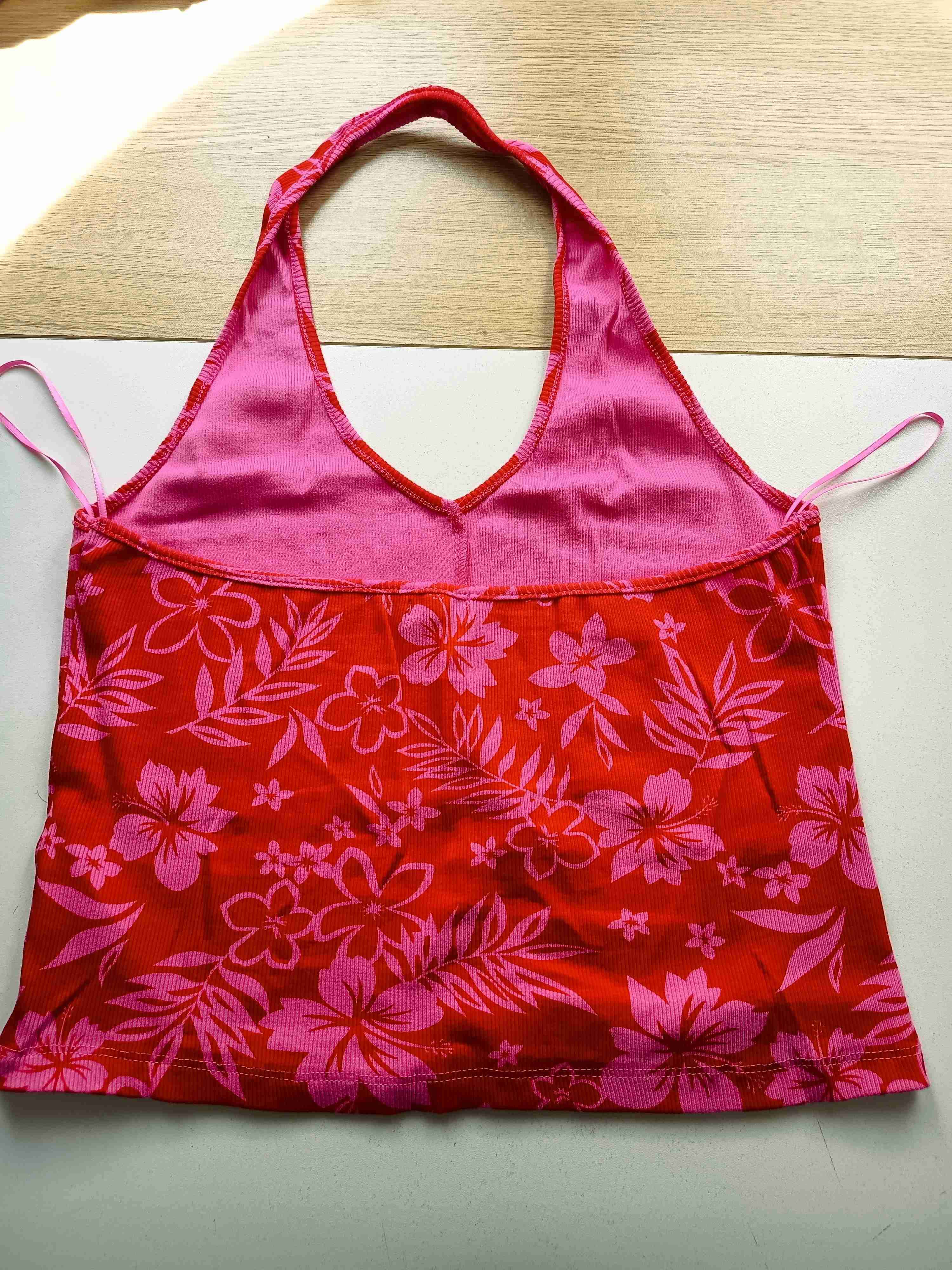 Top rojo floral sin mangas - miniatura 2