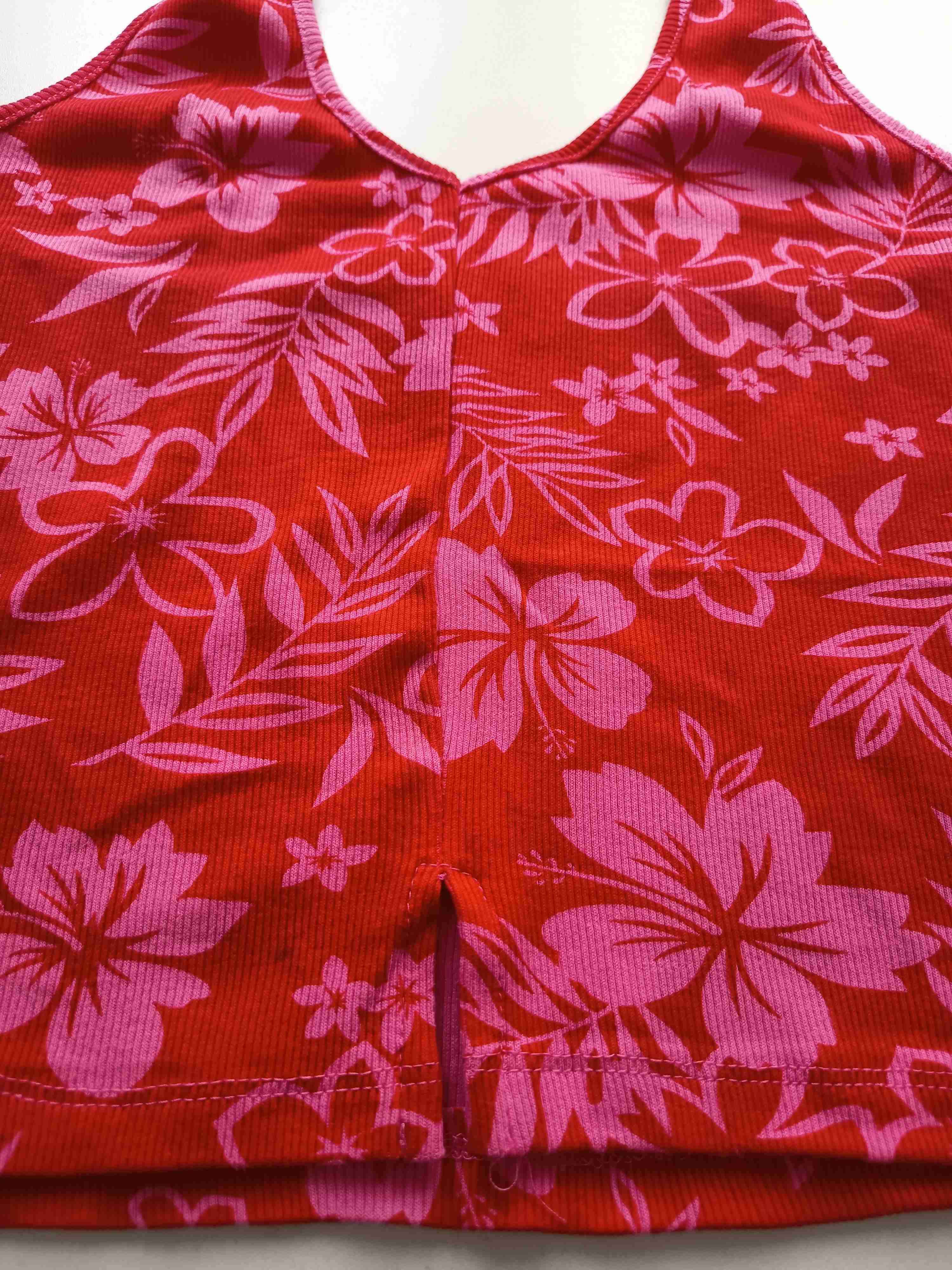 Top rojo floral sin mangas - miniatura 3
