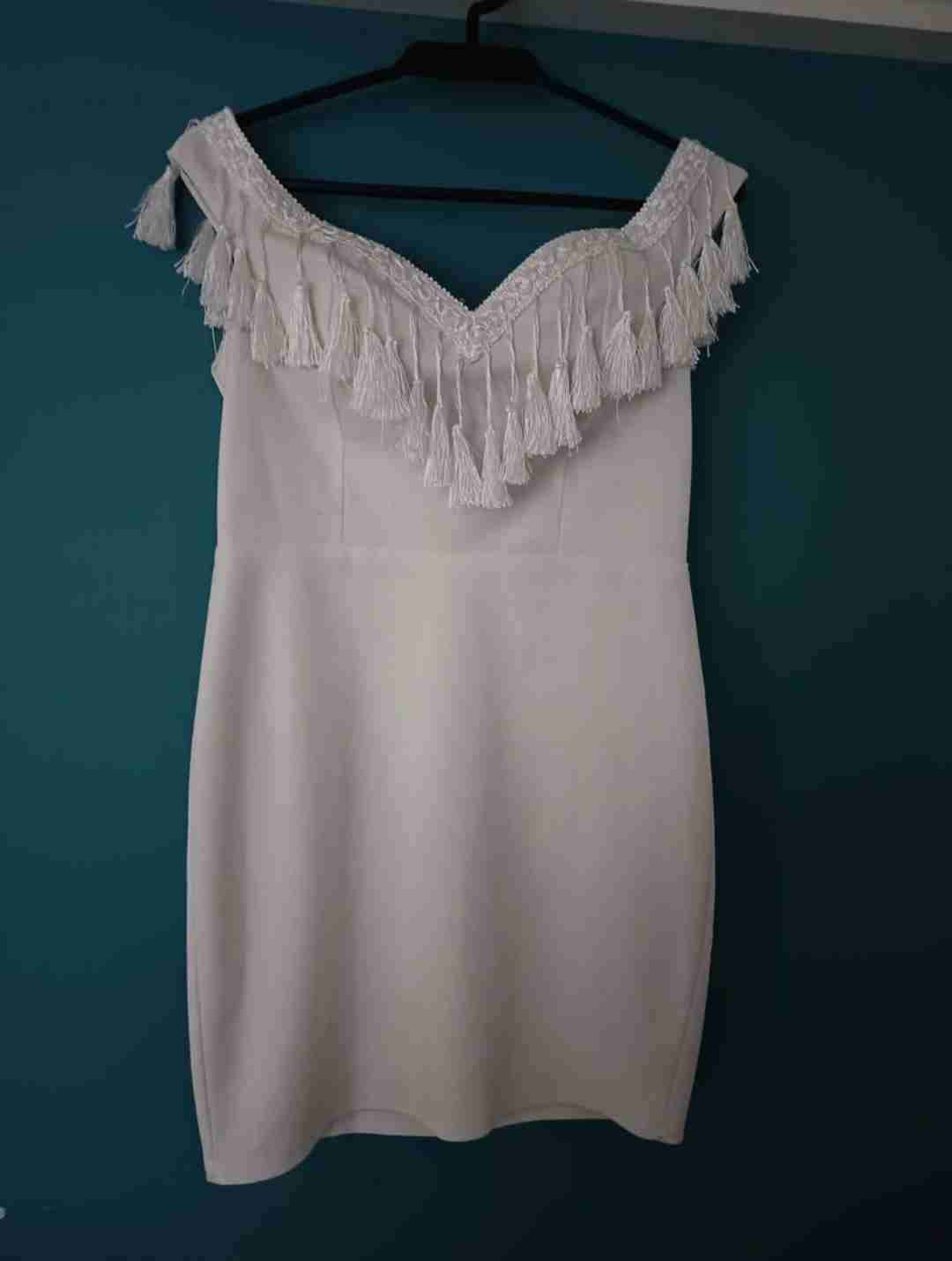 Vestido blanco con flecos elegante