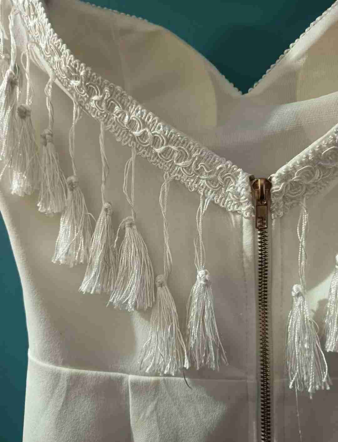 Vestido blanco con flecos elegante - miniatura 3