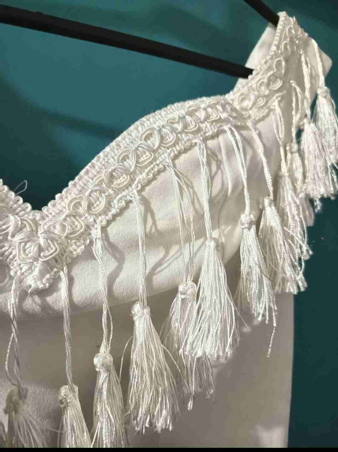 Vestido blanco con flecos elegante - miniatura 4