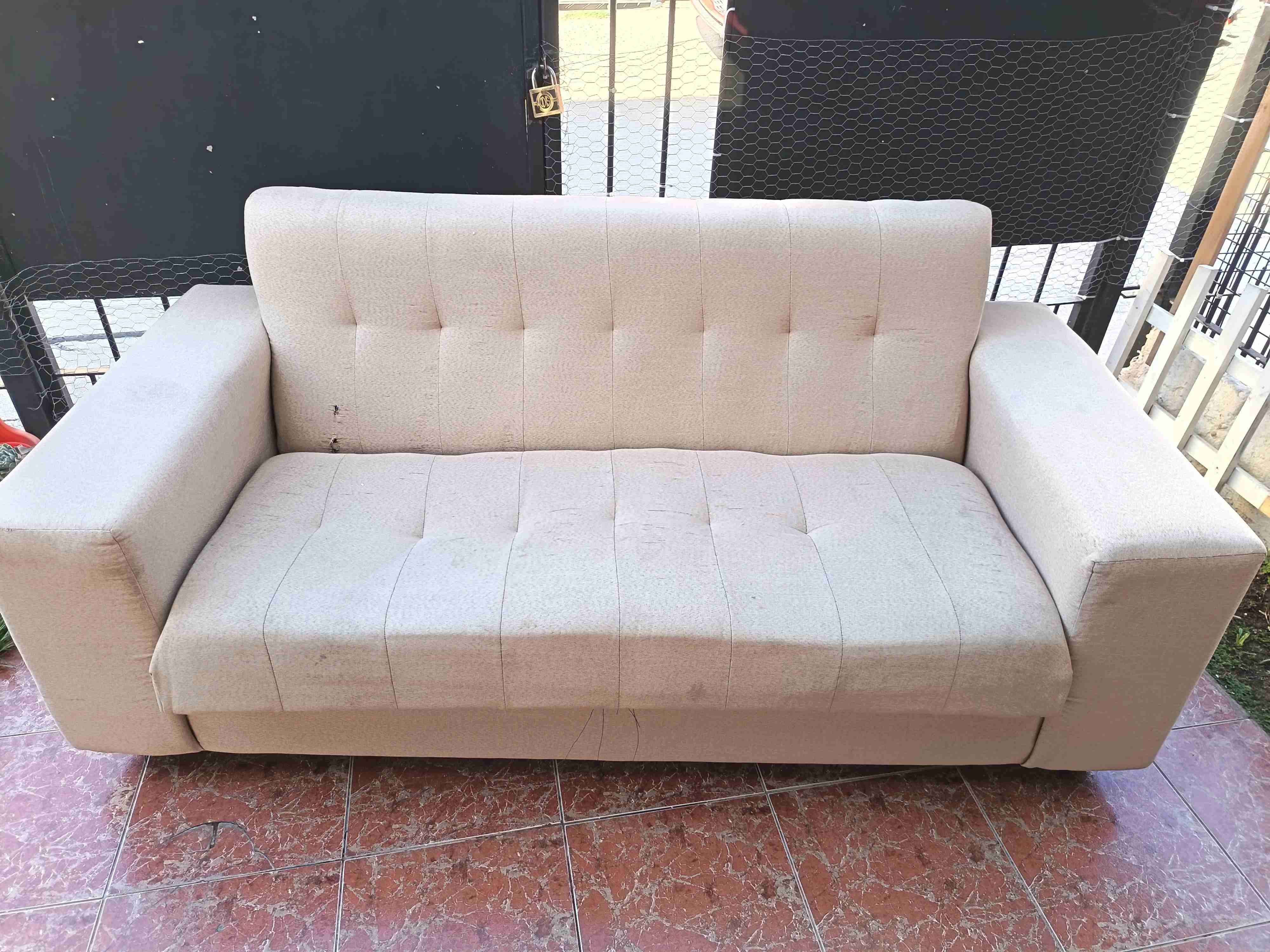 Sofá beige de dos plazas