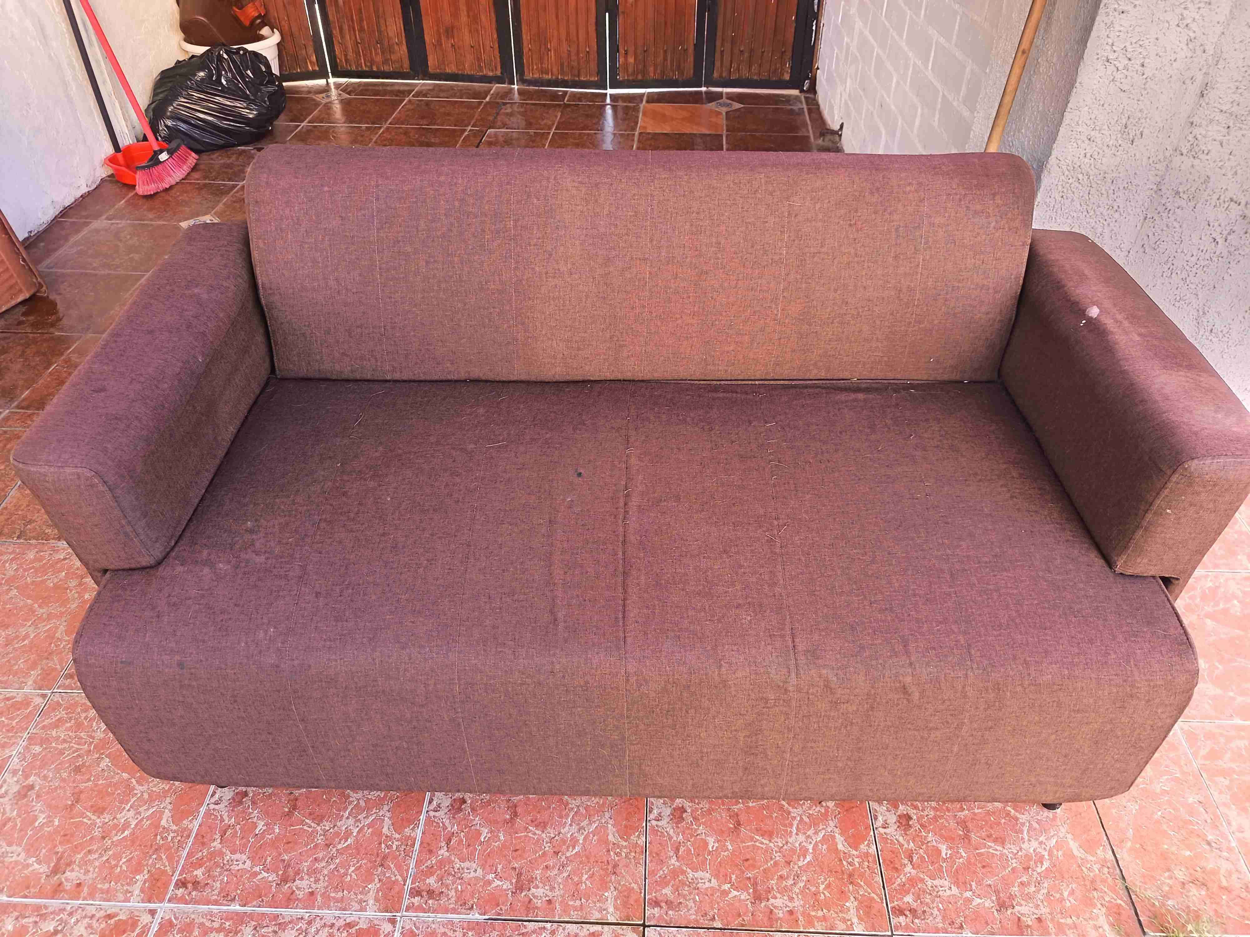 Sofá beige de dos plazas - miniatura 2