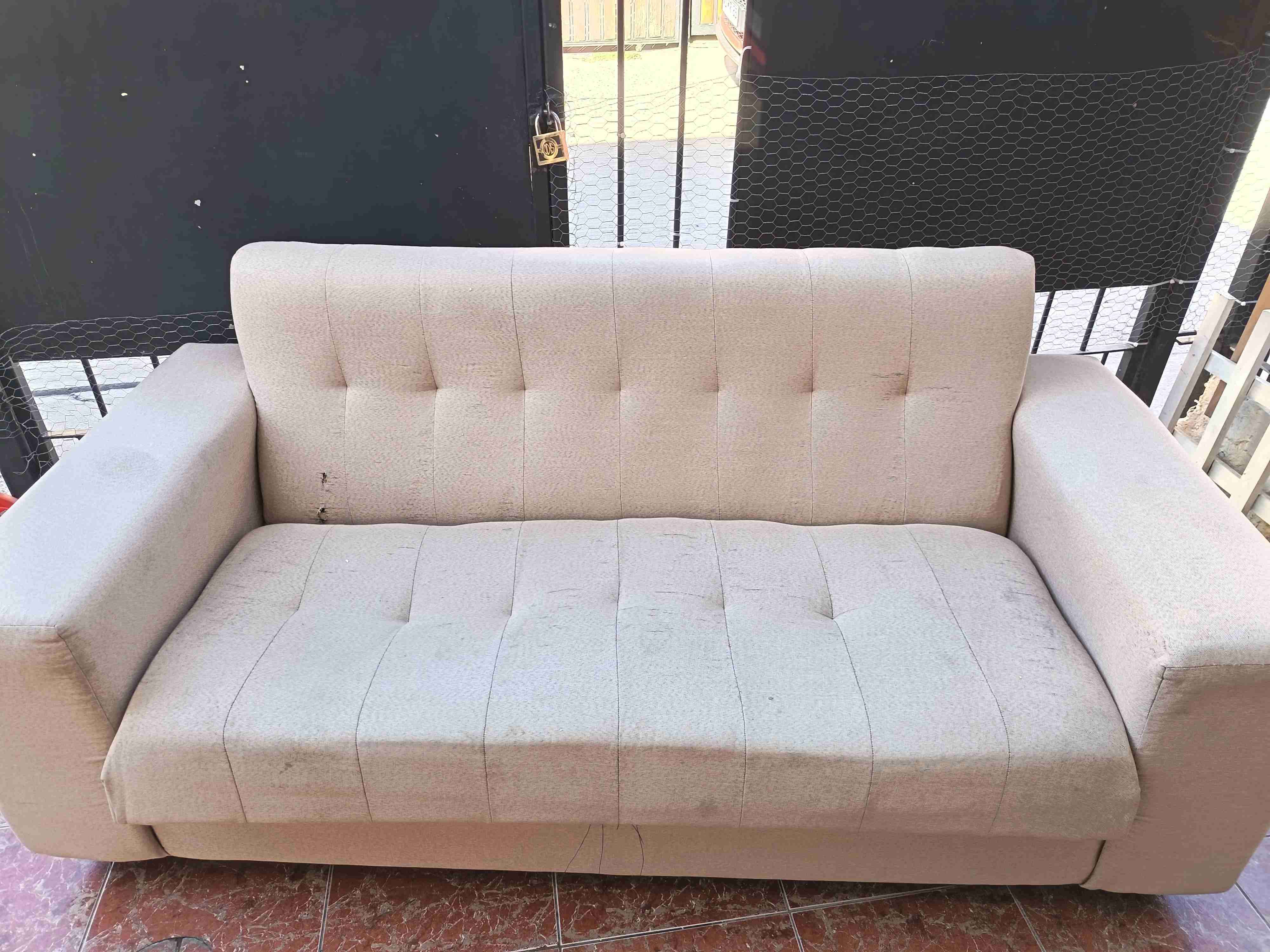 Sofá beige de dos plazas - miniatura 4