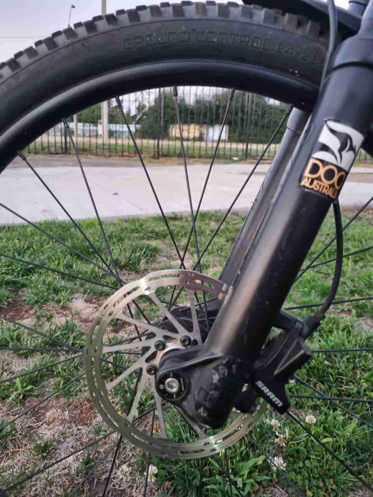 Bicicleta Specialized roja - miniatura 2