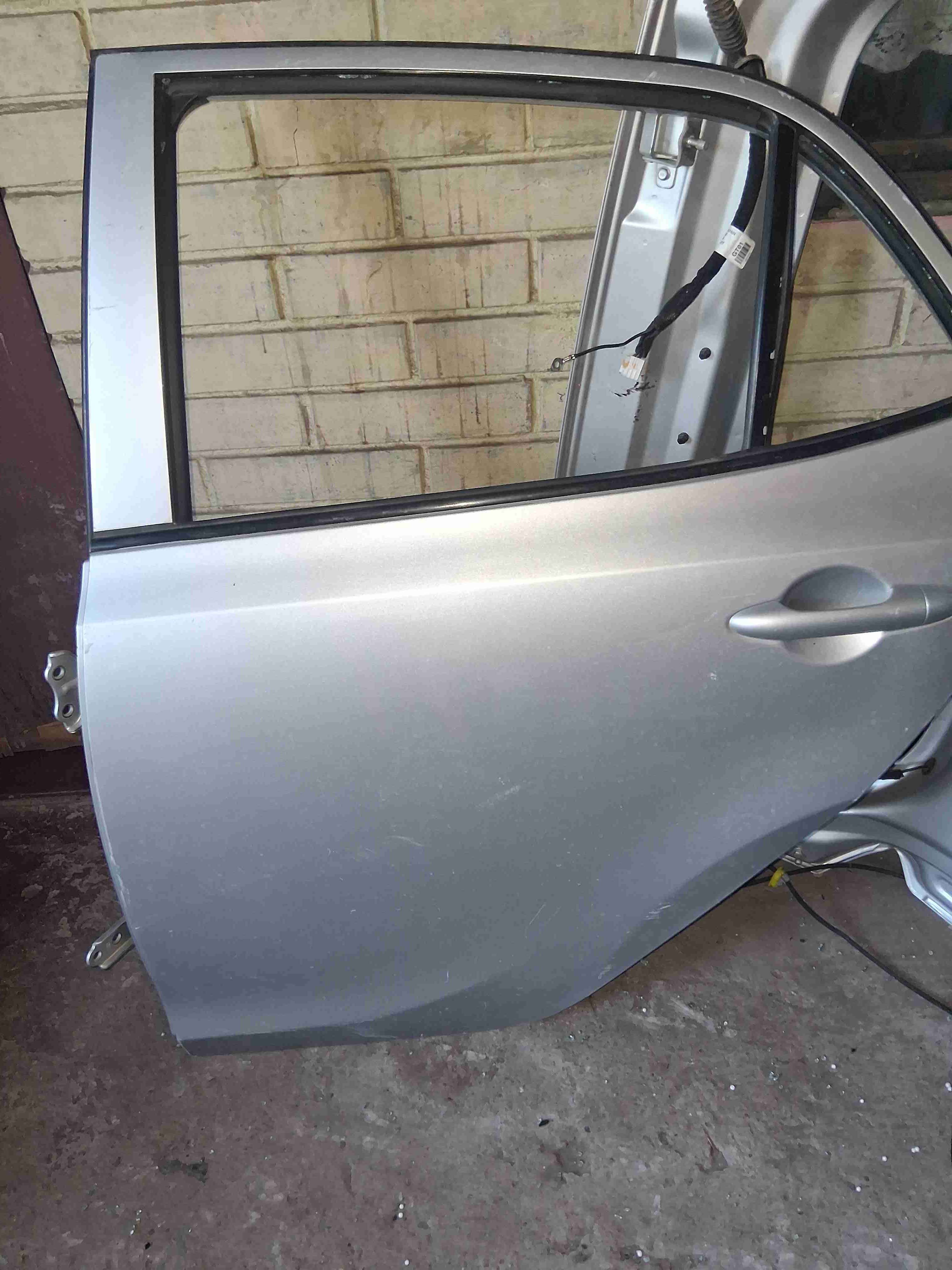 Parachoques trasero de auto - miniatura 6